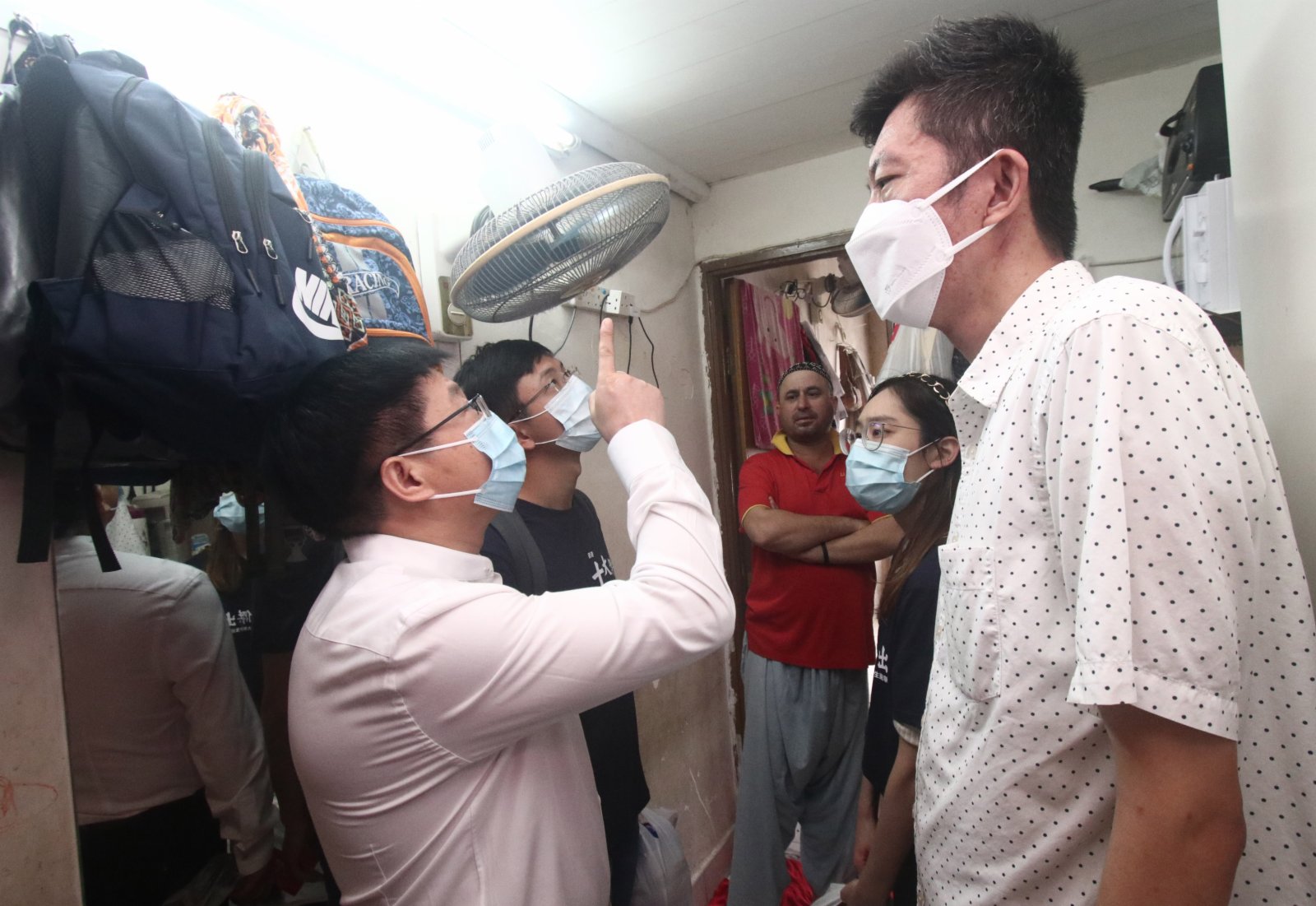 由香港青年大專學生協會主辦，粵港澳大灣區企業家聯盟冠名贊助的首屆「香港十大傑出大專學生選舉」結果日前出爐。主辦單位10日舉行基層家庭探訪活動，讓十個年輕人走進劏房、公共屋邨，了解獨居長者、少數族裔的日常生活，並為他們送上糧食、日用品等，希望在風暴「獅子山」侵襲香港後，讓草根感受到社會人士的關心與支持。有學生坦言，對獨居長者感到心酸，盼望政府、社會人士能夠給予草根階層有足夠的援助，共建和諧社會。（香港文匯報記者攝）