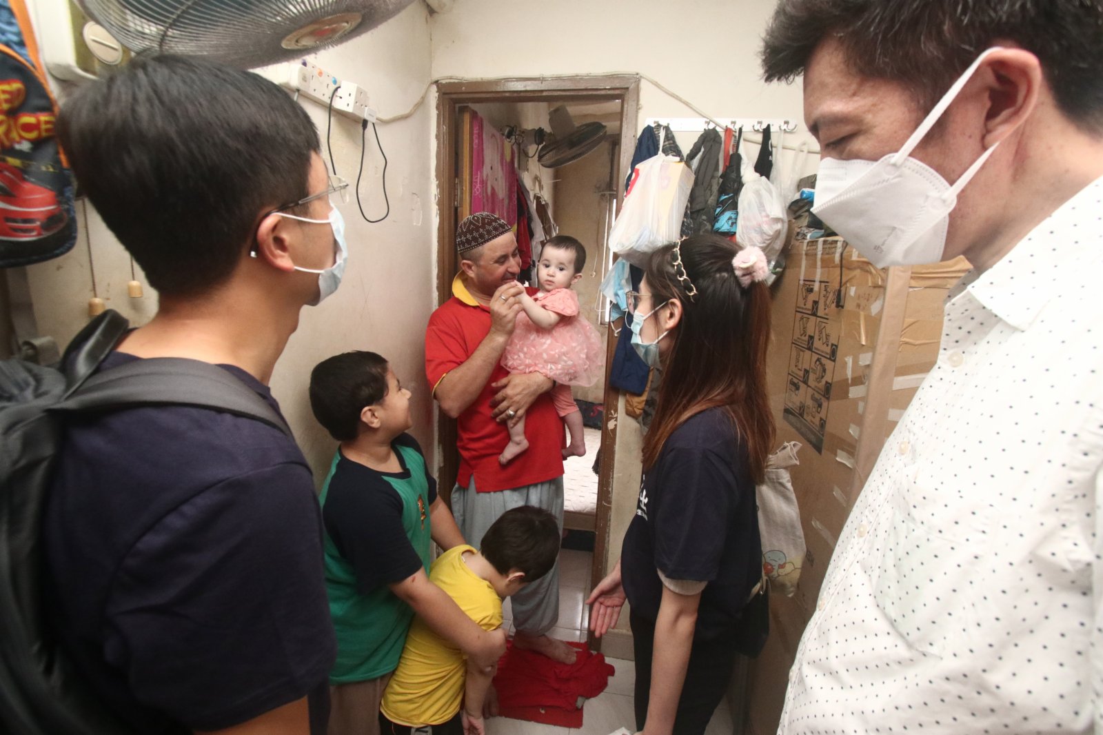 由香港青年大專學生協會主辦，粵港澳大灣區企業家聯盟冠名贊助的首屆「香港十大傑出大專學生選舉」結果日前出爐。主辦單位10日舉行基層家庭探訪活動，讓十個年輕人走進劏房、公共屋邨，了解獨居長者、少數族裔的日常生活，並為他們送上糧食、日用品等，希望在風暴「獅子山」侵襲香港後，讓草根感受到社會人士的關心與支持。有學生坦言，對獨居長者感到心酸，盼望政府、社會人士能夠給予草根階層有足夠的援助，共建和諧社會。（香港文匯報記者攝）