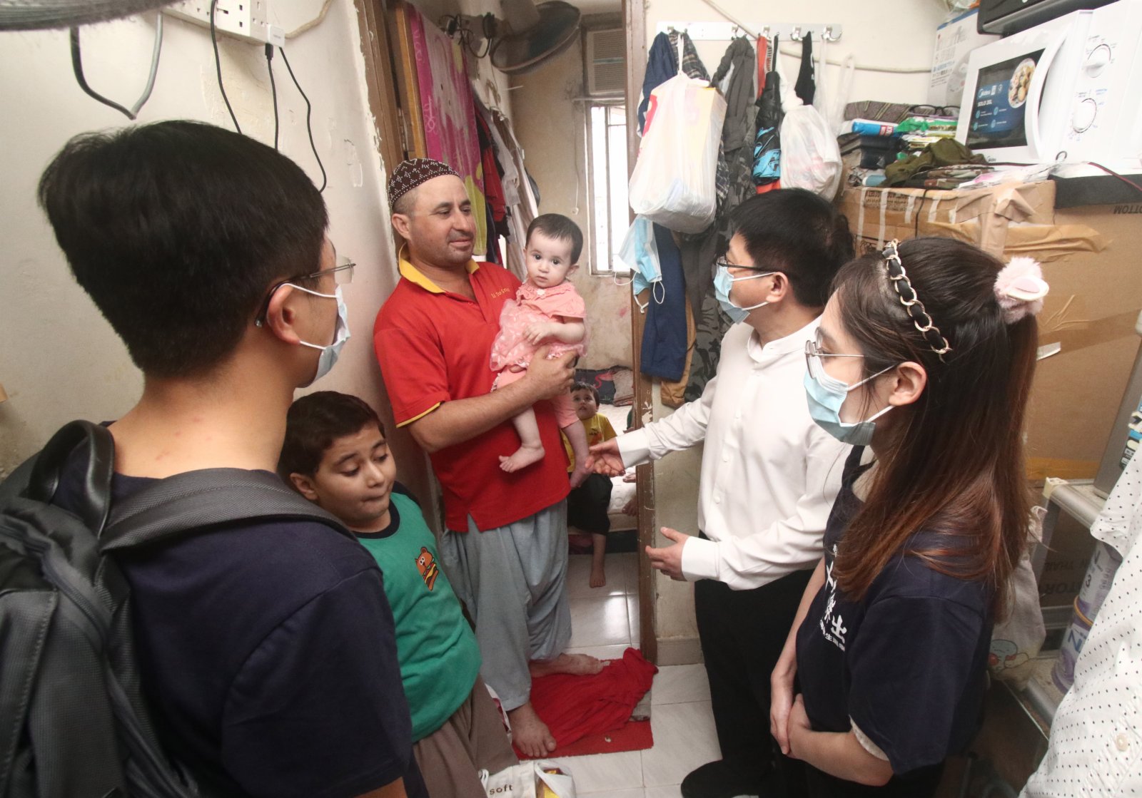 由香港青年大專學生協會主辦，粵港澳大灣區企業家聯盟冠名贊助的首屆「香港十大傑出大專學生選舉」結果日前出爐。主辦單位10日舉行基層家庭探訪活動，讓十個年輕人走進劏房、公共屋邨，了解獨居長者、少數族裔的日常生活，並為他們送上糧食、日用品等，希望在風暴「獅子山」侵襲香港後，讓草根感受到社會人士的關心與支持。有學生坦言，對獨居長者感到心酸，盼望政府、社會人士能夠給予草根階層有足夠的援助，共建和諧社會。（香港文匯報記者攝）