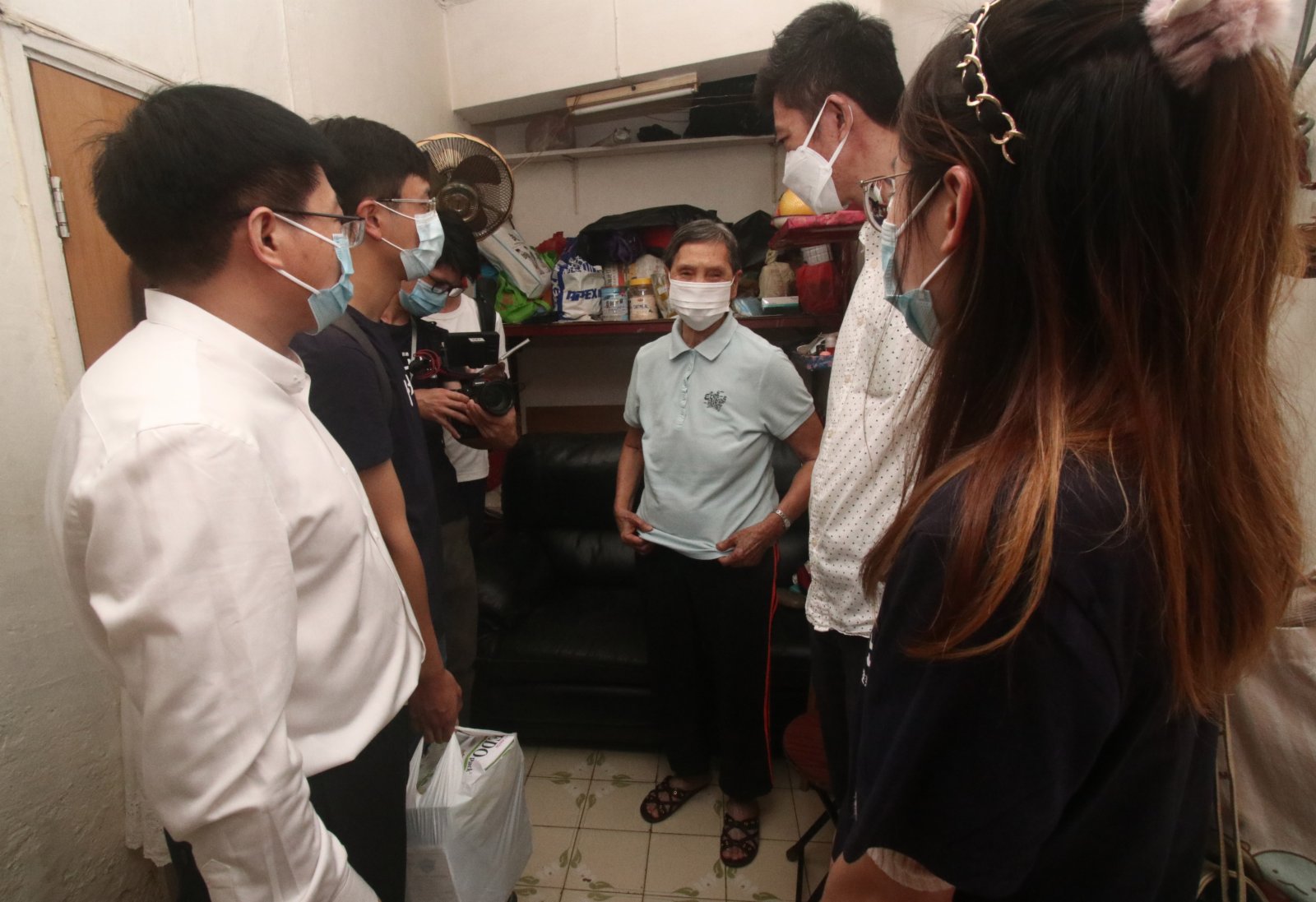 由香港青年大專學生協會主辦，粵港澳大灣區企業家聯盟冠名贊助的首屆「香港十大傑出大專學生選舉」結果日前出爐。主辦單位10日舉行基層家庭探訪活動，讓十個年輕人走進劏房、公共屋邨，了解獨居長者、少數族裔的日常生活，並為他們送上糧食、日用品等，希望在風暴「獅子山」侵襲香港後，讓草根感受到社會人士的關心與支持。有學生坦言，對獨居長者感到心酸，盼望政府、社會人士能夠給予草根階層有足夠的援助，共建和諧社會。（香港文匯報記者攝）