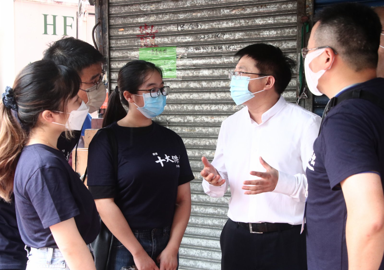 由香港青年大專學生協會主辦，粵港澳大灣區企業家聯盟冠名贊助的首屆「香港十大傑出大專學生選舉」結果日前出爐。主辦單位10日舉行基層家庭探訪活動，讓十個年輕人走進劏房、公共屋邨，了解獨居長者、少數族裔的日常生活，並為他們送上糧食、日用品等，希望在風暴「獅子山」侵襲香港後，讓草根感受到社會人士的關心與支持。有學生坦言，對獨居長者感到心酸，盼望政府、社會人士能夠給予草根階層有足夠的援助，共建和諧社會。（香港文匯報記者攝）