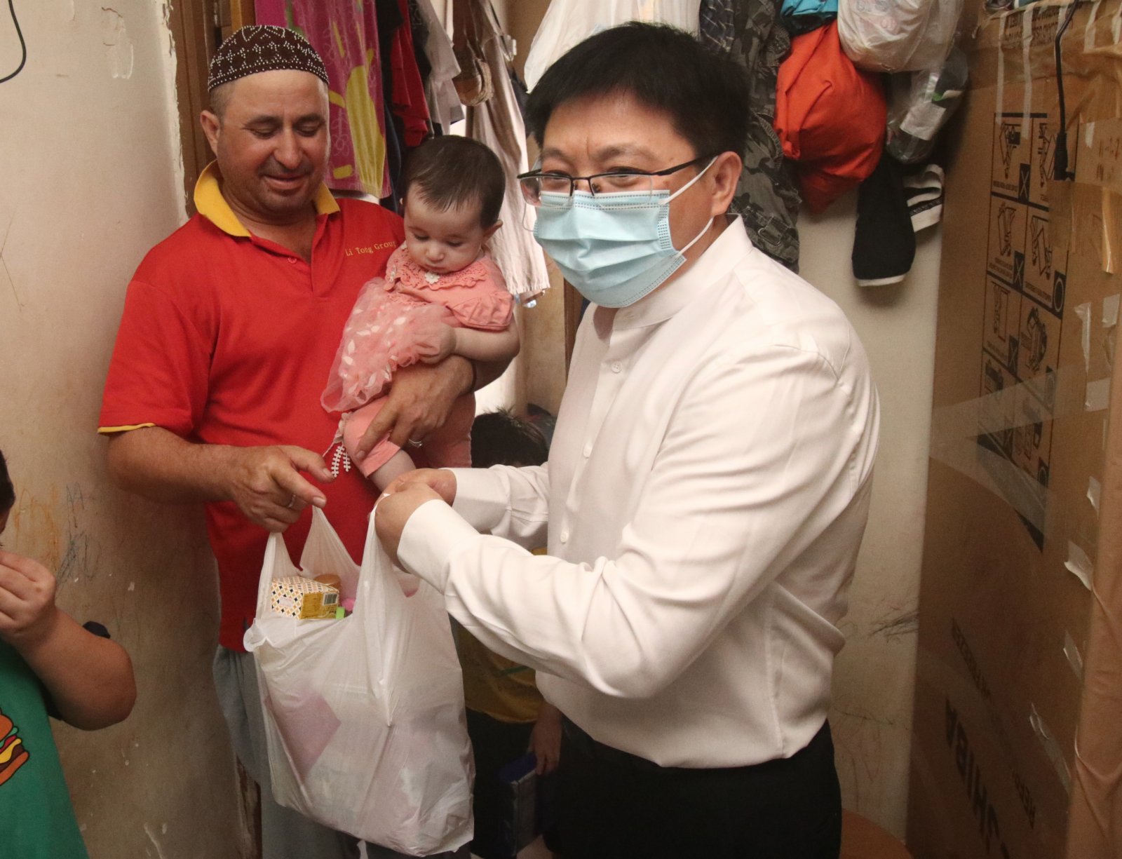 由香港青年大專學生協會主辦，粵港澳大灣區企業家聯盟冠名贊助的首屆「香港十大傑出大專學生選舉」結果日前出爐。主辦單位10日舉行基層家庭探訪活動，讓十個年輕人走進劏房、公共屋邨，了解獨居長者、少數族裔的日常生活，並為他們送上糧食、日用品等，希望在風暴「獅子山」侵襲香港後，讓草根感受到社會人士的關心與支持。有學生坦言，對獨居長者感到心酸，盼望政府、社會人士能夠給予草根階層有足夠的援助，共建和諧社會。（香港文匯報記者攝）