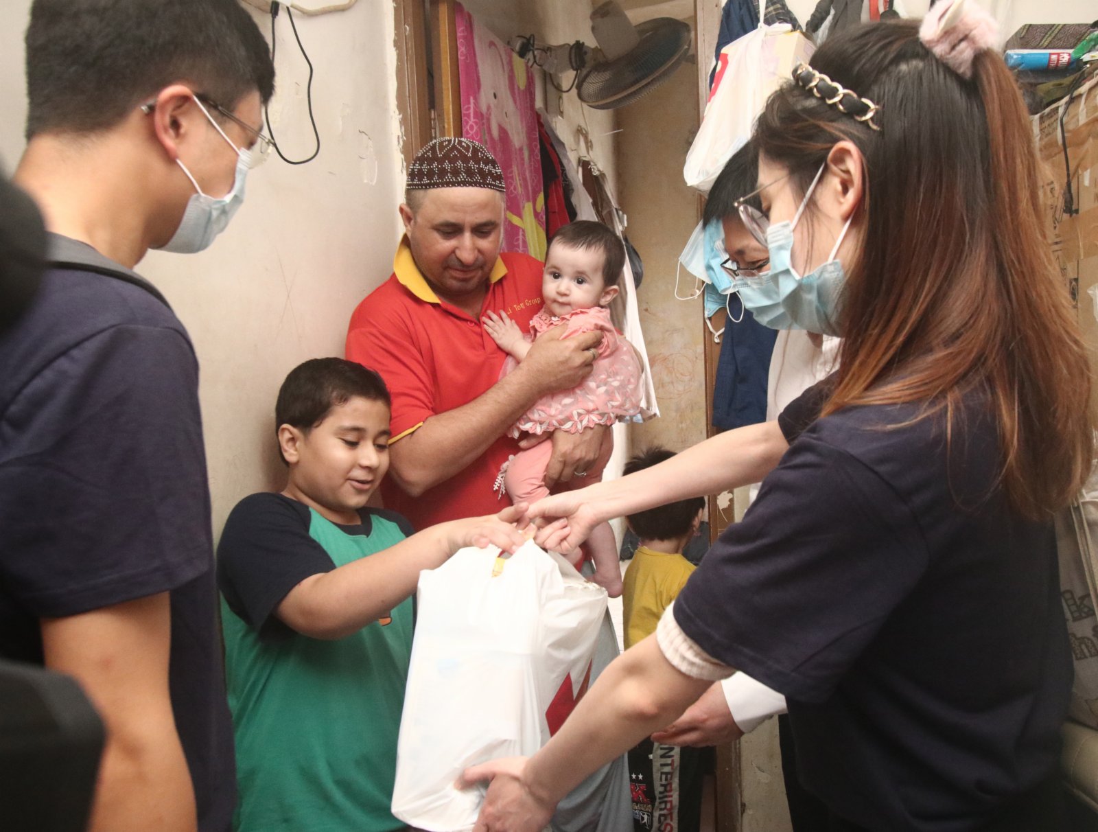 由香港青年大專學生協會主辦，粵港澳大灣區企業家聯盟冠名贊助的首屆「香港十大傑出大專學生選舉」結果日前出爐。主辦單位10日舉行基層家庭探訪活動，讓十個年輕人走進劏房、公共屋邨，了解獨居長者、少數族裔的日常生活，並為他們送上糧食、日用品等，希望在風暴「獅子山」侵襲香港後，讓草根感受到社會人士的關心與支持。有學生坦言，對獨居長者感到心酸，盼望政府、社會人士能夠給予草根階層有足夠的援助，共建和諧社會。（香港文匯報記者攝）