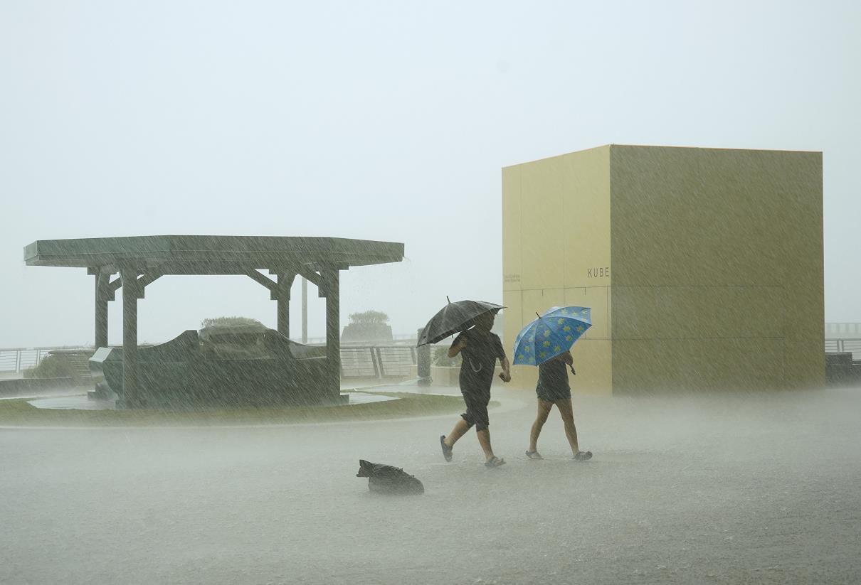 今日（13日）八號風球下，仍有市民無懼狂風驟雨，堅持出行。（記者林良堅 攝）