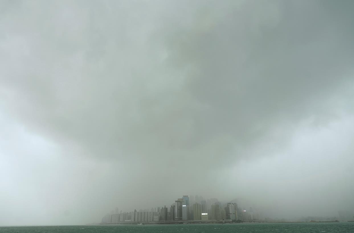 強烈熱帶風暴「圓規」已增強為颱風，天文台昨日（12日）下午5時20分發出八號東北烈風或暴風信號，目前仍然生效。（記者林良堅 攝）