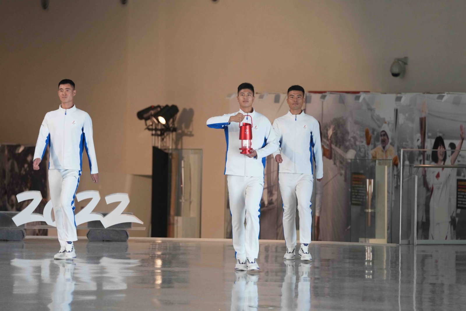 今日（20日）上午10時，北京2022年冬奧會火種歡迎儀式在北京奧林匹克塔舉行。18日，北京冬奧會火種在奧林匹克運動發祥地——希臘伯羅奔尼撒半島的古奧林匹亞採集成功。19日，北京冬奧會火種在希臘首都雅典的帕納辛奈科體育場，由希臘奧委會交接給北京冬奧組委。20日清晨，北京2022年冬奧會火種順利抵達北京。（北京冬奧組委供圖）