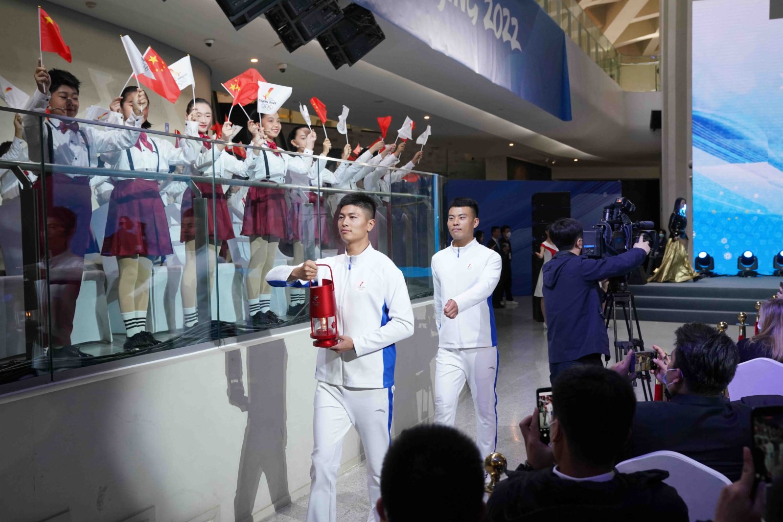 今日（20日）上午10時，北京2022年冬奧會火種歡迎儀式在北京奧林匹克塔舉行。18日，北京冬奧會火種在奧林匹克運動發祥地——希臘伯羅奔尼撒半島的古奧林匹亞採集成功。19日，北京冬奧會火種在希臘首都雅典的帕納辛奈科體育場，由希臘奧委會交接給北京冬奧組委。20日清晨，北京2022年冬奧會火種順利抵達北京。（北京冬奧組委供圖）