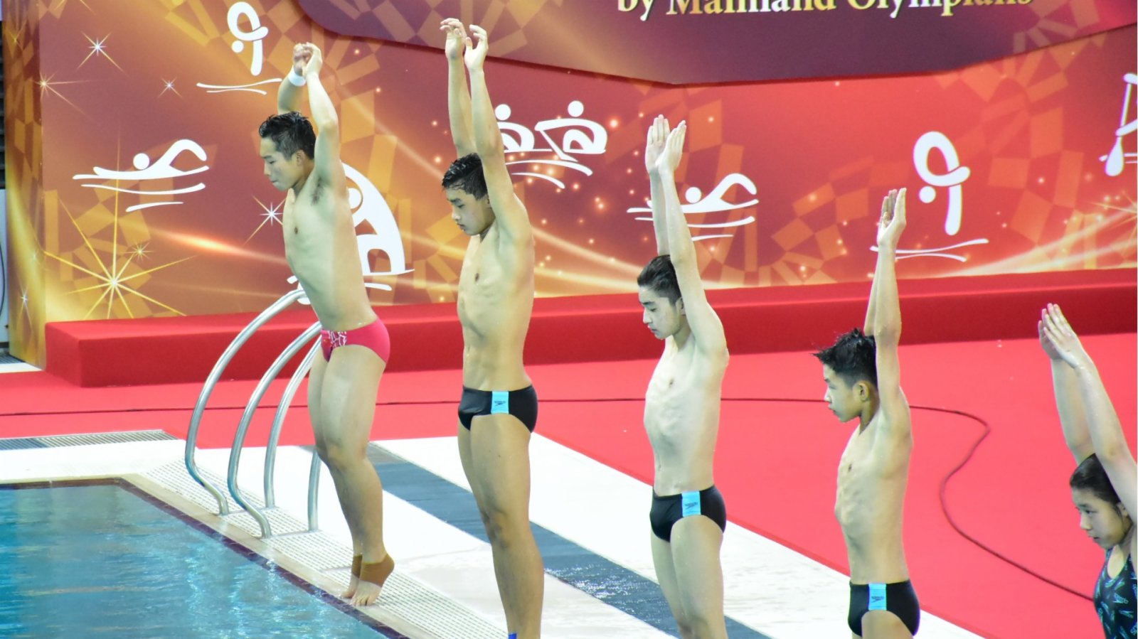 （多圖）國家隊獻技｜奧運健兒維園泳池示範跳水　市民掌聲不斷
