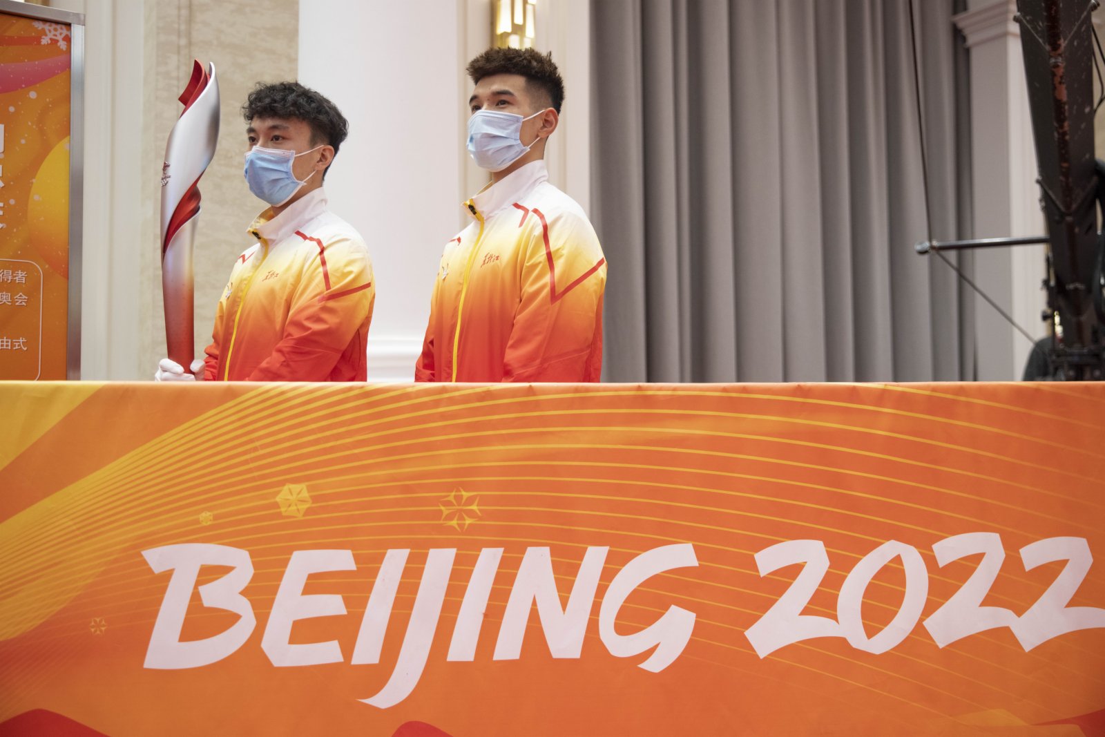 1月5日，志願者在活動現場手持火炬進行展示（新華社）。