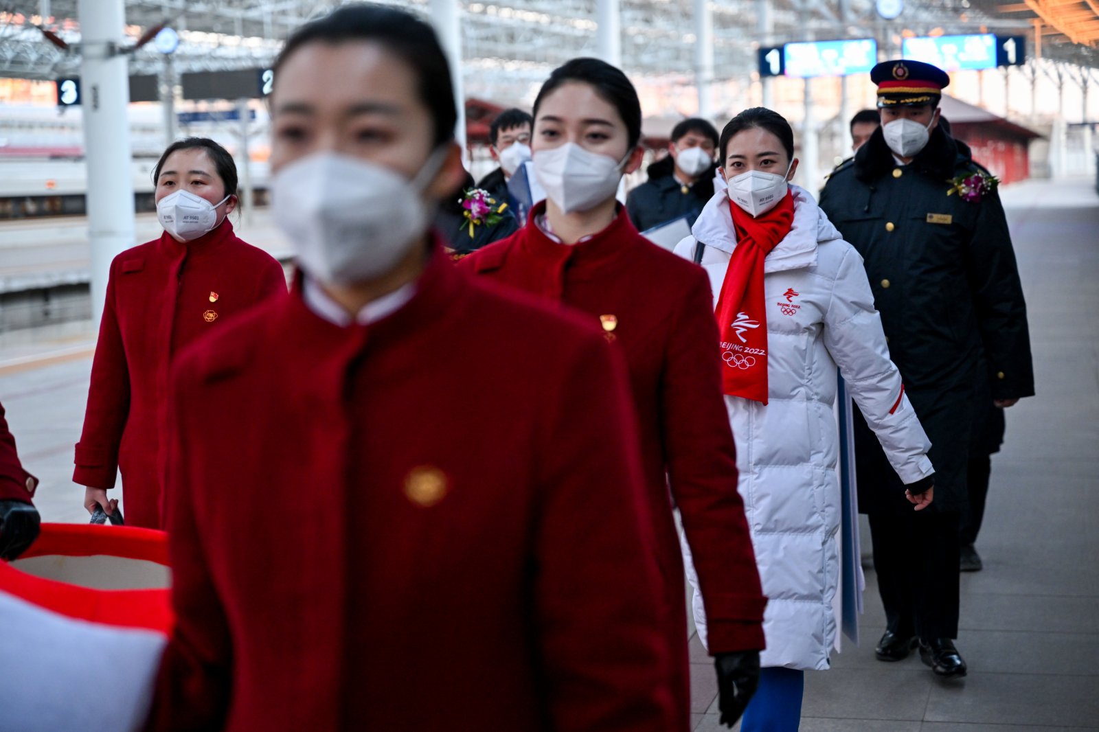 2021年12月30日，在北京北站，吳一凡（右二）與同事們前往站台（新華社圖片）