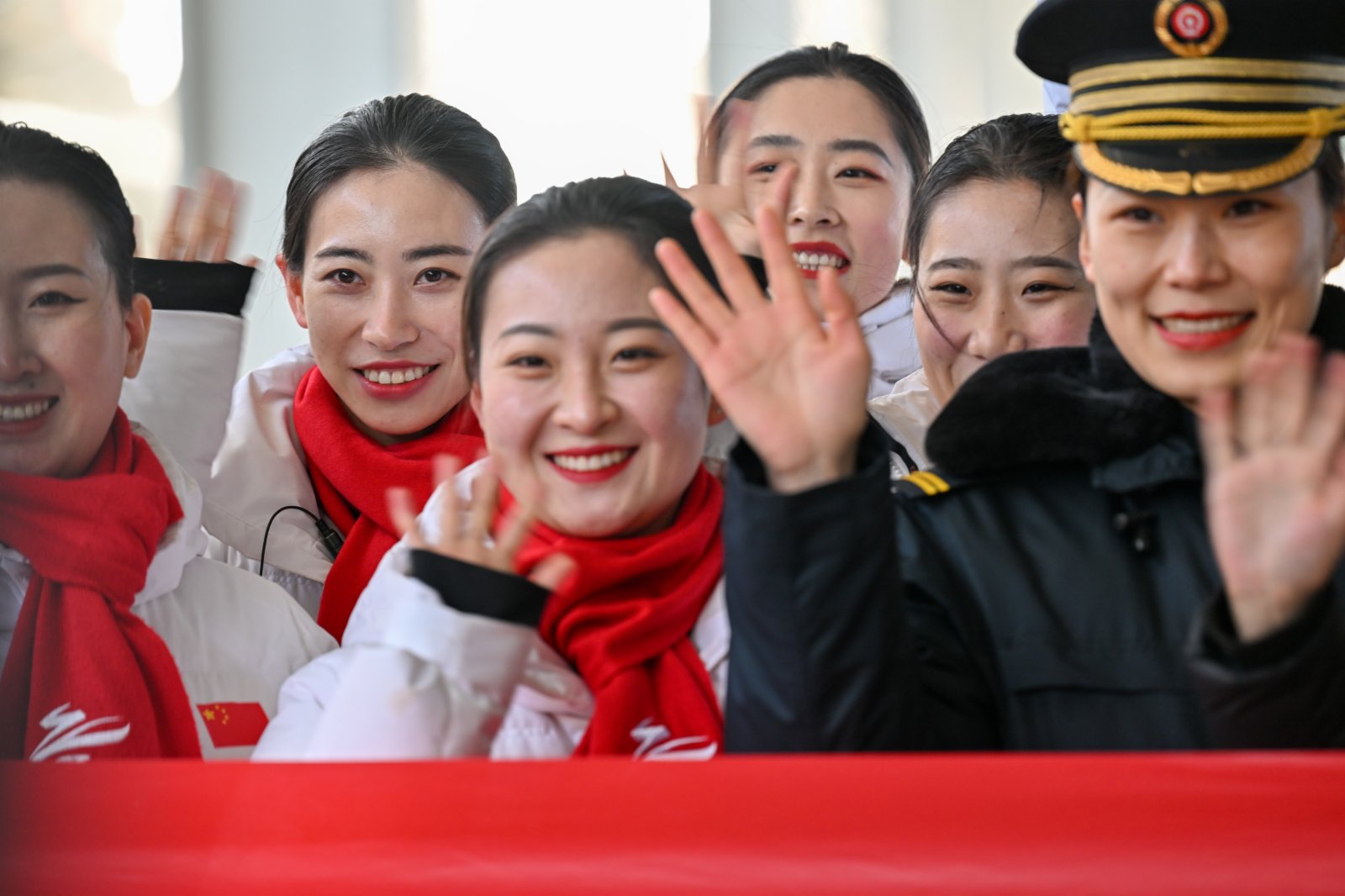 2021年12月30日，在高鐵太子城站，吳一凡（左二）與同事們一起慶祝京張高鐵開通運營兩周年（新華社圖片）