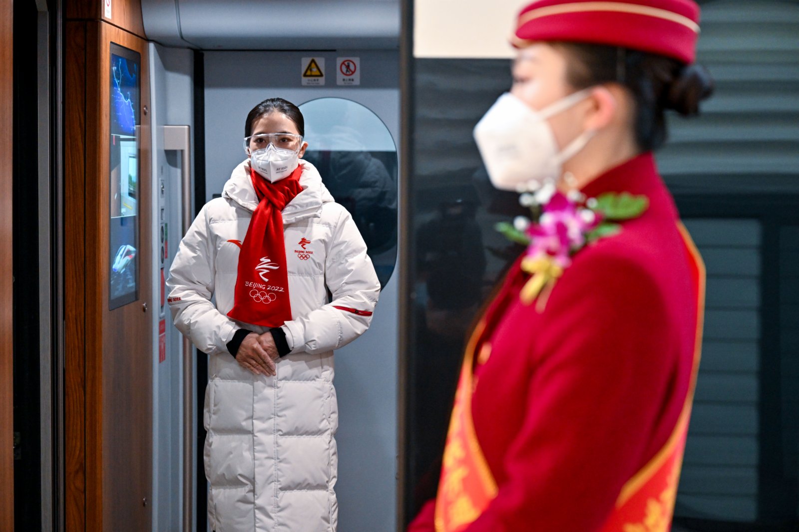 2021年12月30日，在北京北站，吳一凡（左）等待旅客登車（新華社圖片）