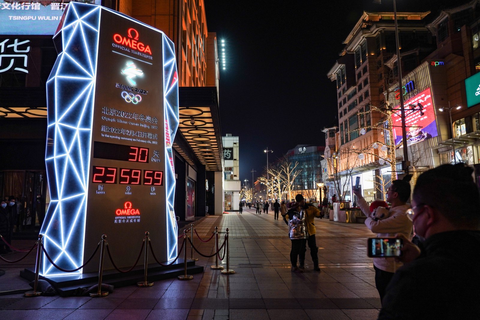 1月4日拍攝於北京王府井大街的北京2022年冬奧會倒計時牌。當日，北京2022年冬奧會迎來開幕倒計時一個月（新華社）。