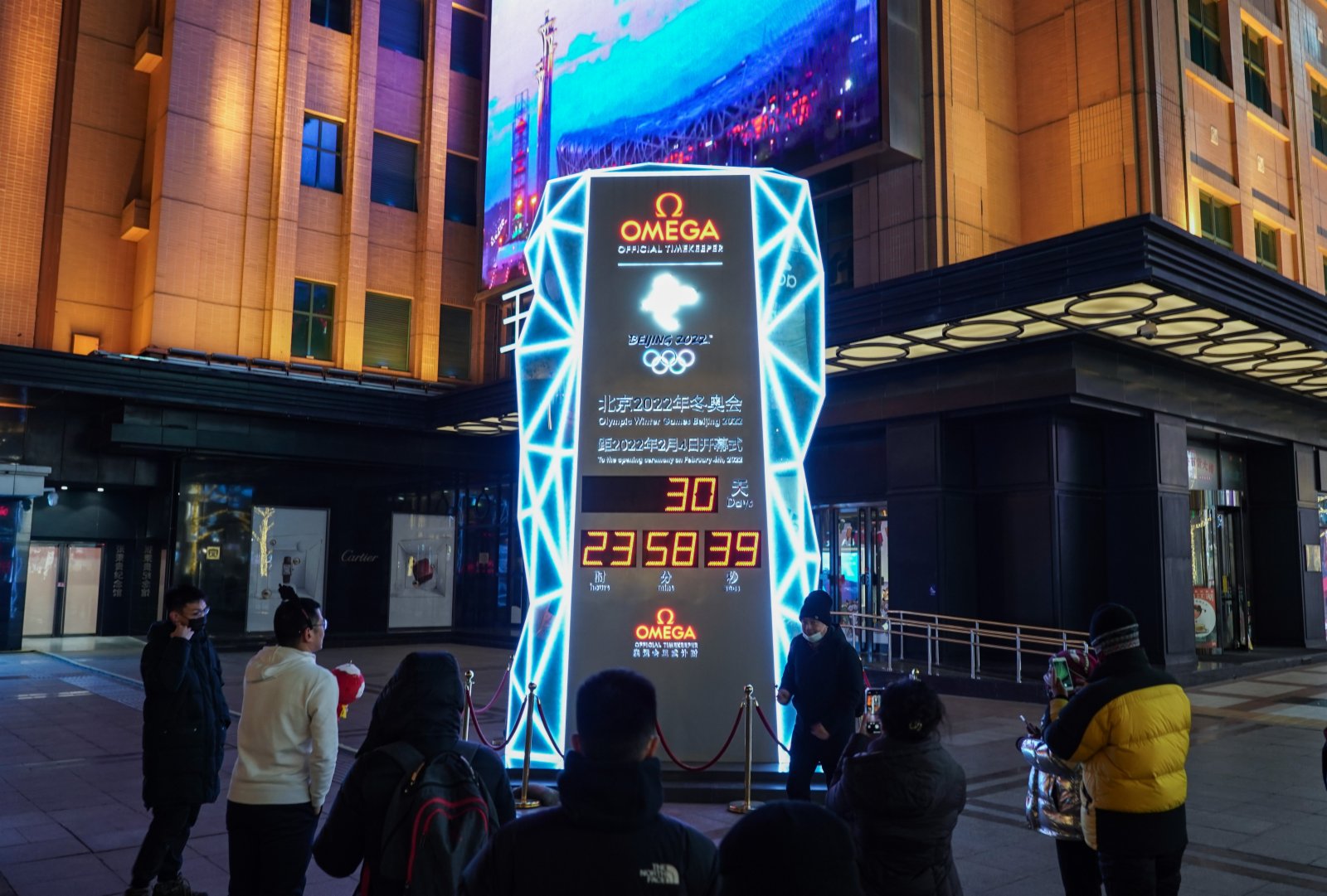 1月4日，人們在北京王府井大街的北京2022年冬奧會倒計時牌前拍照留念。當日，北京2022年冬奧會迎來開幕倒計時一個月（新華社）。