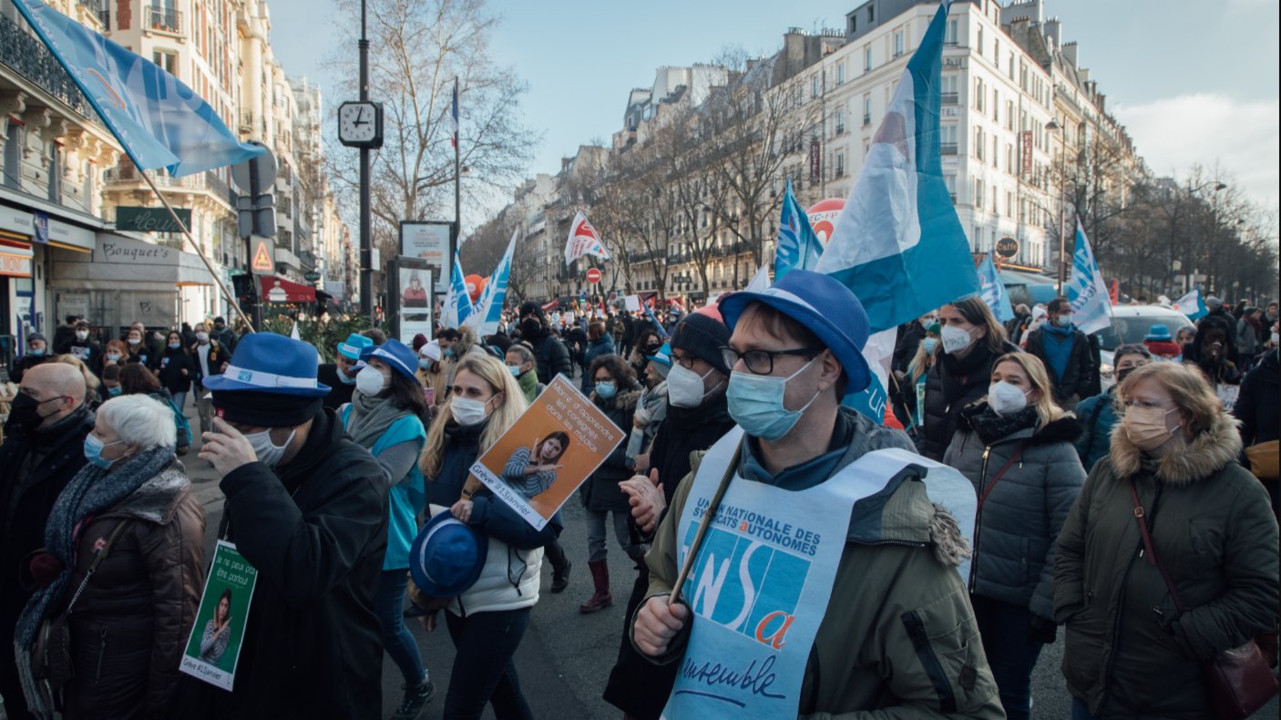 法國新增30萬人確診　逾萬教師罷工