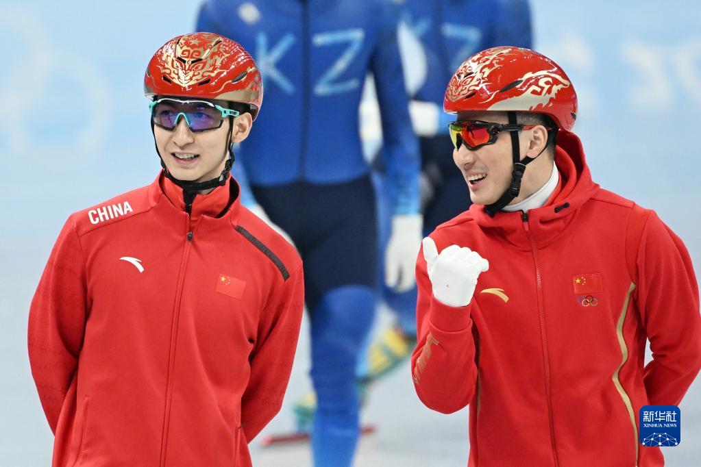 1月30日，中國短道速滑隊選手武大靖(左)在訓練中與隊友任子威交流。新華社