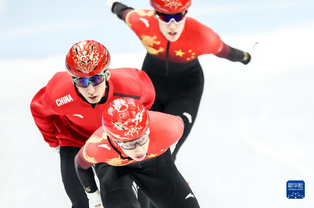 1月30日，中國運動員武大靖(左)在短道速滑訓練中。新華社