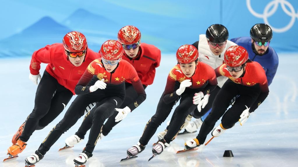 1月30日，中國短道速滑隊選手武大靖(前右)、任子威(前中)在訓練中。當日，中國短道速滑隊亮相首都體育館，參加賽前訓練。