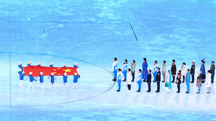 2月4日晚，第二十四屆冬季奧林匹克運動會開幕式在北京國家體育場舉行。這是中華人民共和國國旗入場（新華社）