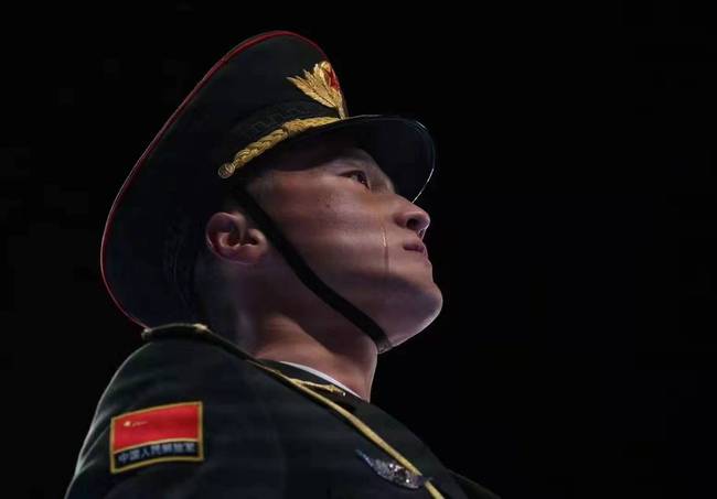 北京冬奧會開幕式上，一位中國軍人眼淚滑落臉龐的照片讓眾多網友淚目，這張照片拍攝的是中國人民解放軍儀仗大隊戰士閆振，他在北京冬奧會開幕式擔任奧林匹克會旗護旗兵，在升旗行注目禮時，閆振情不自禁地流淚了。回憶起那一刻，他依然很激動：「我站在奧運會的升旗台，心中滿滿的自豪感，想到祖國如今的繁榮昌盛，是多麼來之不易，那是一種說不出的驕傲與熱愛，淚水就奪眶而出了……」
閆振出生於1999年，今年是他來到解放軍儀仗大隊第5年，通過層層選拔和持續3個月訓練，他如願成為奧林匹克會旗護旗兵。這次任務要求護旗兵在35秒內完成掛旗動作，所以「每天至少掛旗100多次」。解放軍儀仗大隊大隊長韓捷表示，「清澈的愛，只為中國，踐行『儀仗重於生命，事業高於青春』的錚錚誓言，才能以『萬無一失，精彩絕倫』的標準圓滿完成好此次北京冬奧會升旗任務，向世界展示中國軍人的風采」。