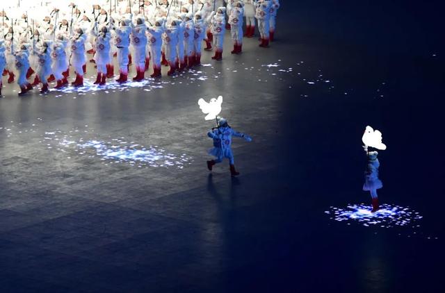 北京冬奧會開幕式驚艷世界，其中和平鴿展示環節的一個細節戳中了許多人的心：一隻小鴿子掉隊了，另外一隻小鴿子從隊伍裏跑出來，把掉隊的小鴿子拉進隊伍中。事實上，開幕式上這溫馨的一幕就是來自「小白鴿」排練中的一次真實「掉隊」。導演組覺得這個點非常溫暖、幸福，最終把這個細節加入到整個表演中，在開幕式上才有了這樣的呈現方式，也更好地詮釋了「更快、更高、更強、更團結」的奧林匹克格言。