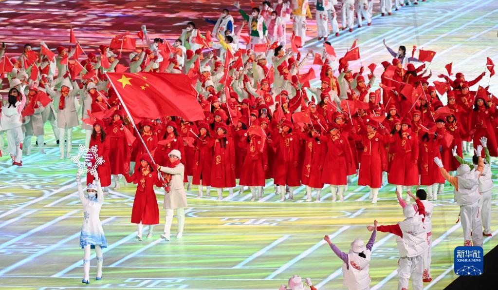 4日晚北京冬奧會開幕式，作為東道主的中國體育代表團步入會場，這是開幕式運動員入場儀式中第91個，也是最後一個壓軸入場的代表團。

擔任旗手的速度滑冰男運動員高亭宇和鋼架雪車女運動員趙丹走在隊伍最前列，高擎國旗帶領中國體育代表團步入國家體育場。與往常一樣，運動健兒們個個身着中國紅的大衣外套，顯得個個都是那麼驚艷，熊熊火焰一般，再次閃耀鳥巢。網友們振奮不已，紛紛表示「最燃還是中國紅」!
