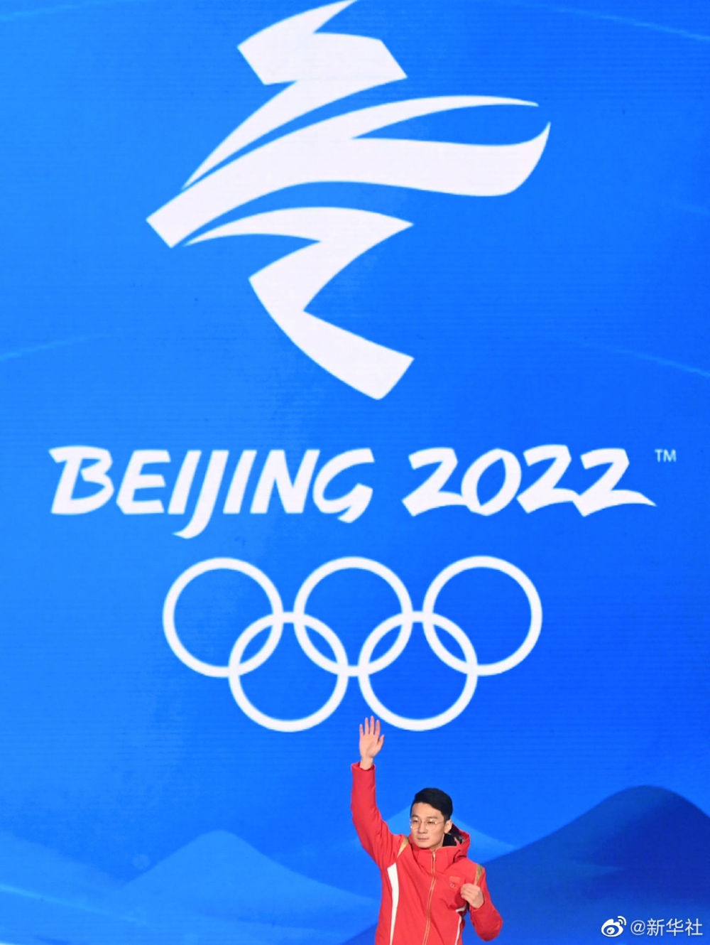 2月8日晚，北京2022年冬奧會短道速滑男子1000米、自由式滑雪女子大跳台獎牌頒發儀式在北京賽區頒獎廣場舉行，任子威、李文龍、谷愛凌踏上領獎台！現場高清大圖來了，中國健兒領獎的樣子也很燃！（新華社）