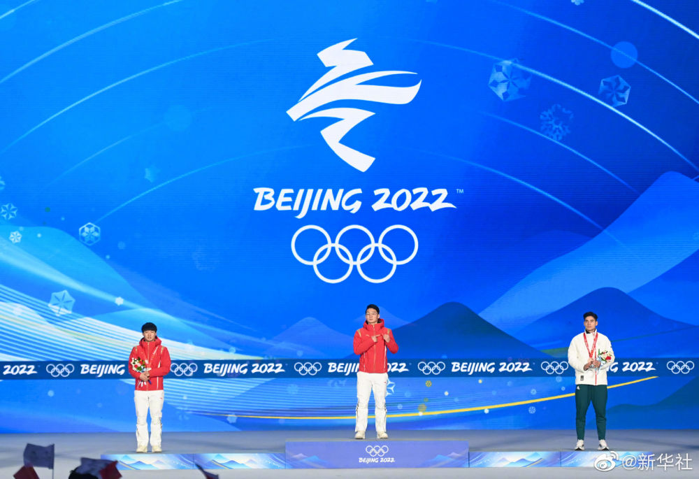 2月8日晚，北京2022年冬奧會短道速滑男子1000米、自由式滑雪女子大跳台獎牌頒發儀式在北京賽區頒獎廣場舉行，任子威、李文龍、谷愛凌踏上領獎台！現場高清大圖來了，中國健兒領獎的樣子也很燃！（新華社）