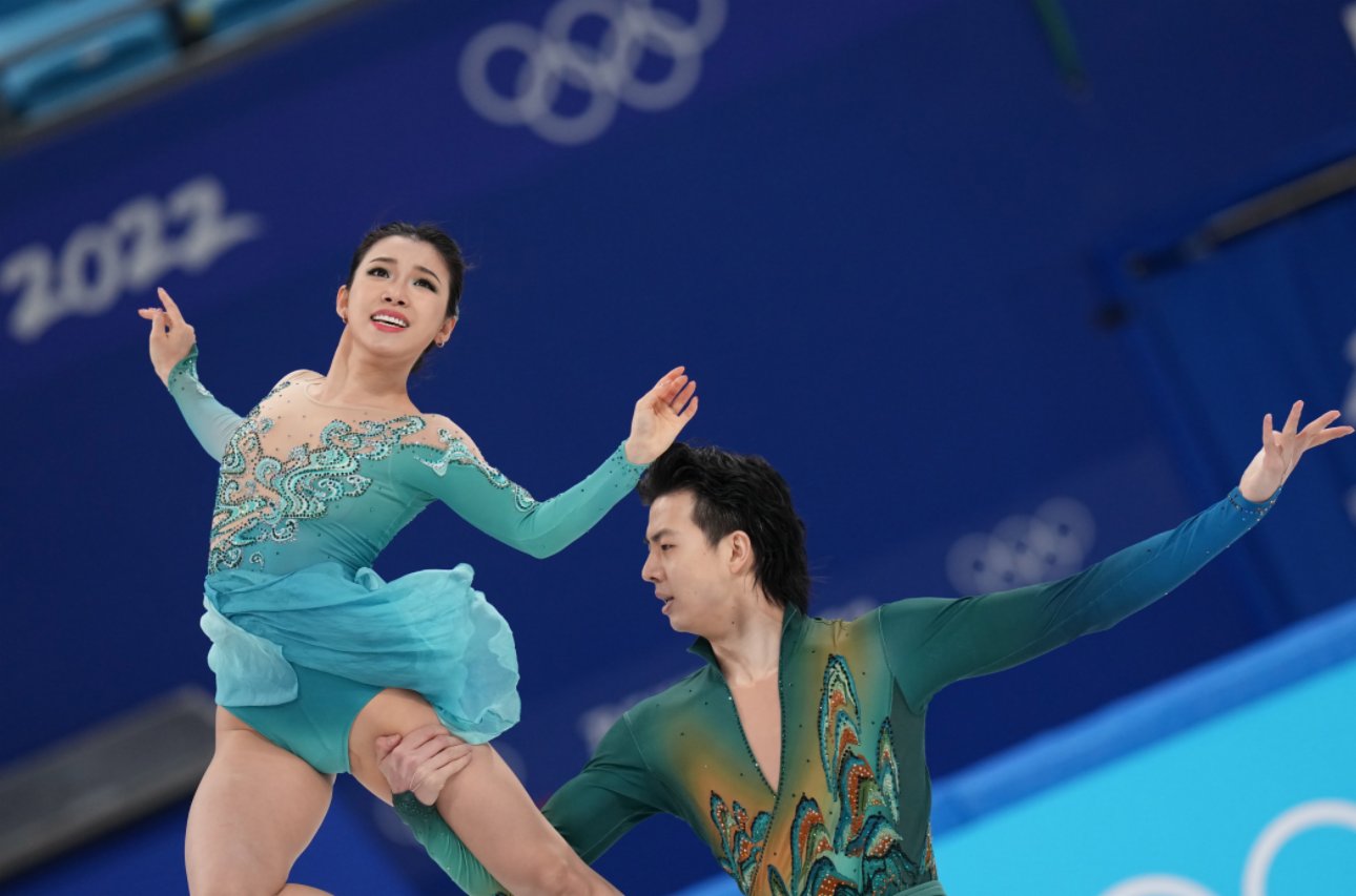2月14日，北京冬奧會花樣滑冰冰上舞蹈自由舞比賽在首都體育館舉行。中國選手王詩玥/柳鑫宇穿着靈感源於《千里江山圖》的「青山綠水」式樣比賽服登場。圖為王詩玥/柳鑫宇在比賽中。 （新華社）