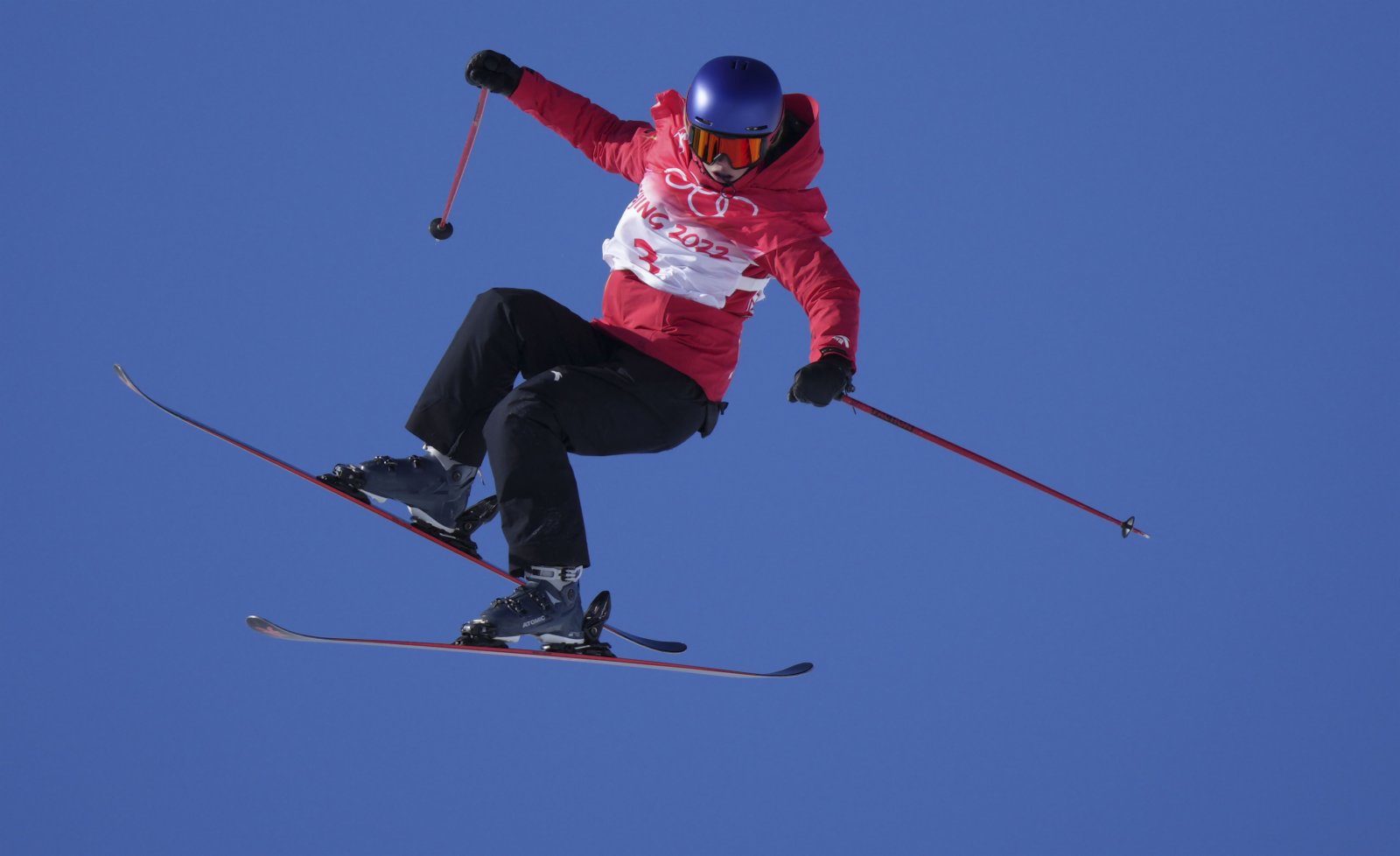 今日（14日）上午，北京冬奧會自由式滑雪女子坡面障礙技巧資格賽，中國隊選手谷愛凌以79.38分的成績，晉級決賽。圖為中國選手谷愛淩在比賽中。（新華社）