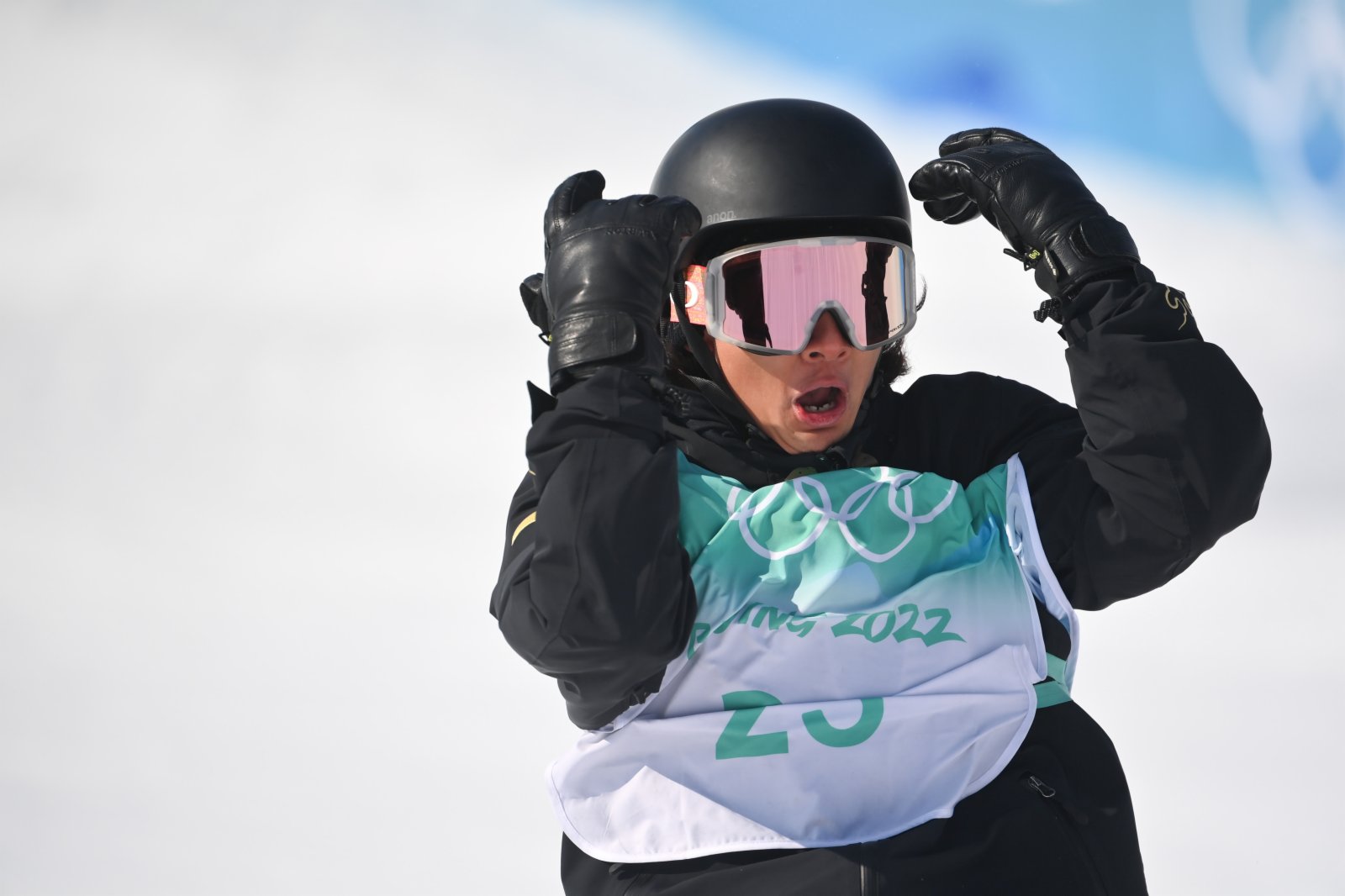 今日（15日）北京冬奧會單板滑雪男子大跳台比賽中，中國選手蘇翊鳴奪得金牌。這是中國首次奪得該項目的冬奧會金牌，刷新冬奧會史上最佳戰績。圖為中國選手蘇翊鳴在比賽中。（新華社）