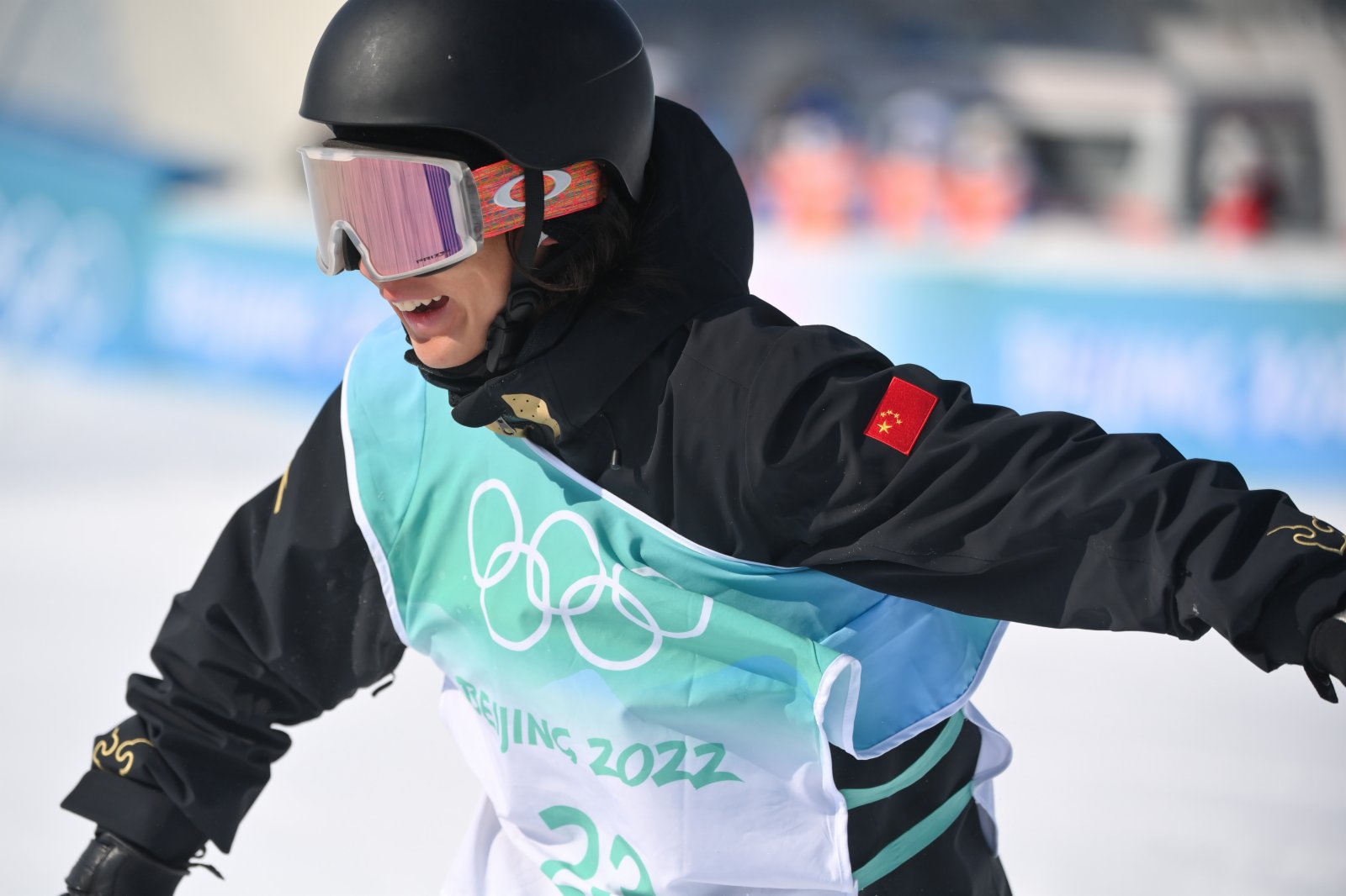 今日（15日）北京冬奧會單板滑雪男子大跳台比賽中，中國選手蘇翊鳴奪得金牌。這是中國首次奪得該項目的冬奧會金牌，刷新冬奧會史上最佳戰績。圖為中國選手蘇翊鳴在比賽中。（新華社）