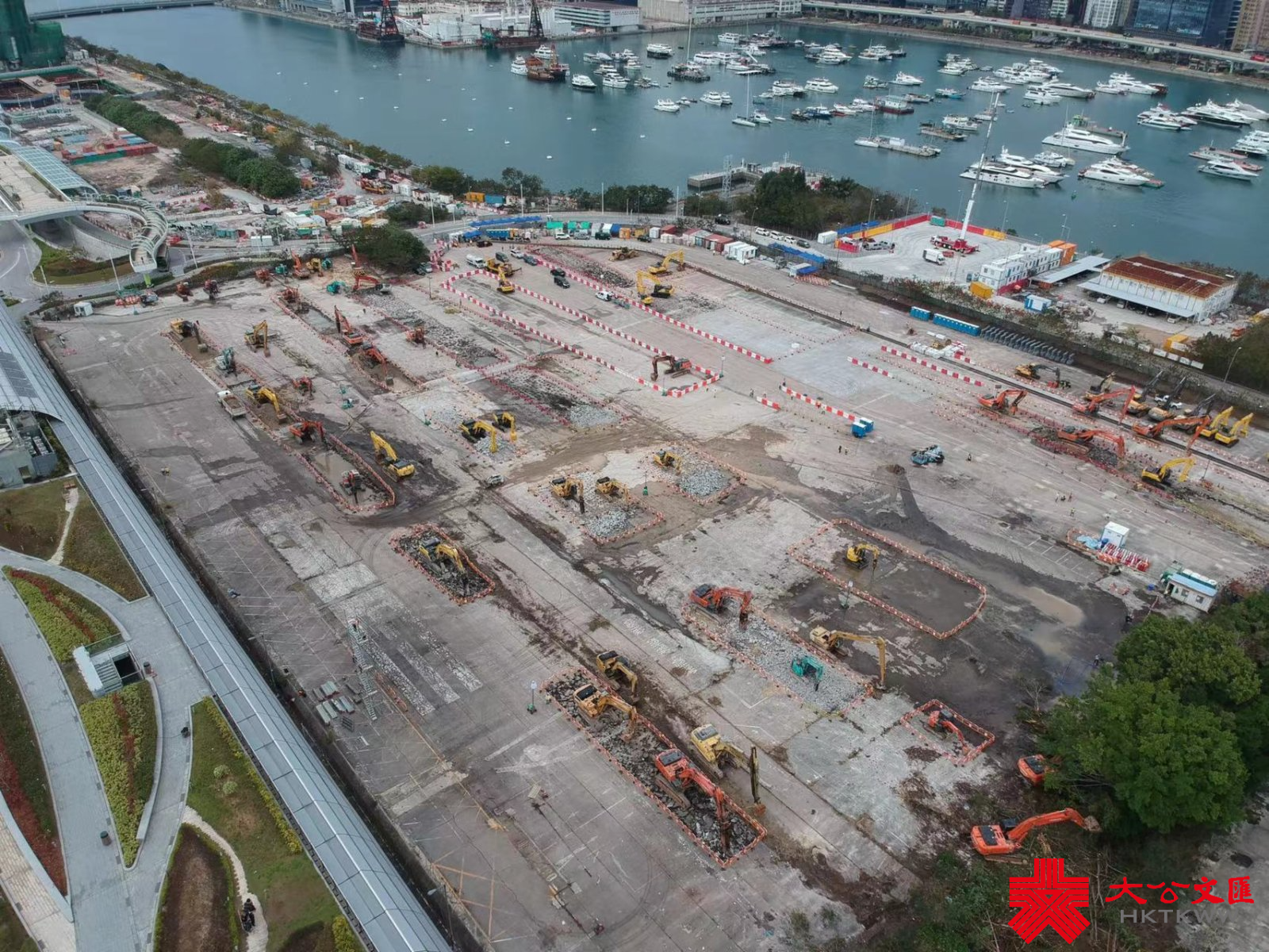 香港新冠疫情危急，公立醫院病床嚴重爆滿，在缺乏隔離設施的情況下，不少確診者需居家隔離。在中央支援下，竹篙灣第二期土地和啟德郵輪碼頭毗鄰土地將建立隔離設施，未來數月分階段提供共約10,000個單位。圖為啟德郵輪碼頭毗鄰土地的建設現場。（大公文匯全媒體記者 麥鈞傑 攝）