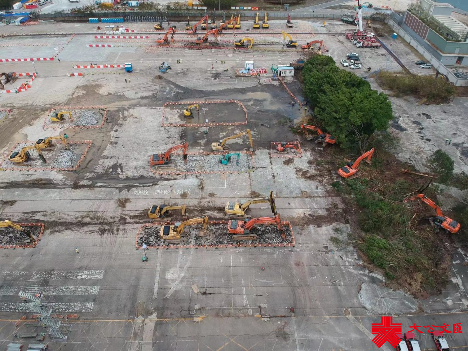 香港新冠疫情危急，公立醫院病床嚴重爆滿，在缺乏隔離設施的情況下，不少確診者需居家隔離。在中央支援下，竹篙灣第二期土地和啟德郵輪碼頭毗鄰土地將建立隔離設施，未來數月分階段提供共約10,000個單位。圖為啟德郵輪碼頭毗鄰土地的建設現場。（大公文匯全媒體記者 麥鈞傑 攝）