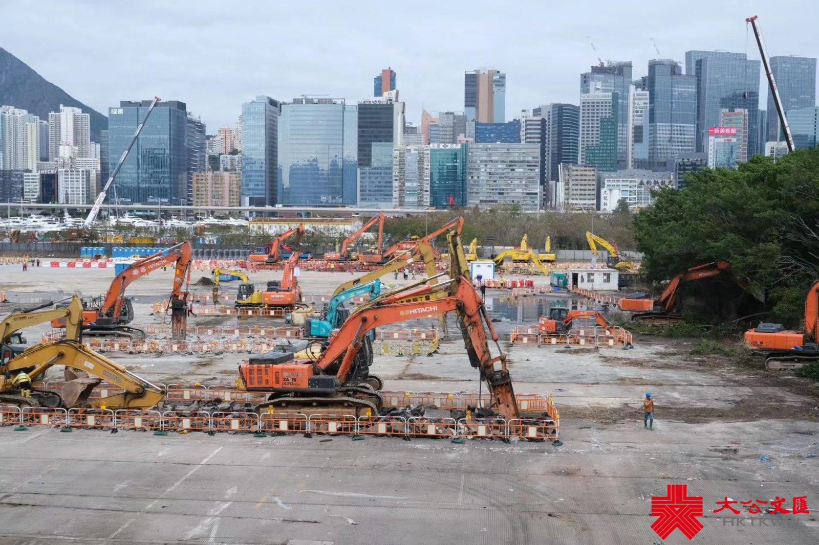 香港新冠疫情危急，公立醫院病床嚴重爆滿，在缺乏隔離設施的情況下，不少確診者需居家隔離。在中央支援下，竹篙灣第二期土地和啟德郵輪碼頭毗鄰土地將建立隔離設施，未來數月分階段提供共約10,000個單位。圖為啟德郵輪碼頭毗鄰土地的建設現場。（大公文匯全媒體記者 麥鈞傑 攝）