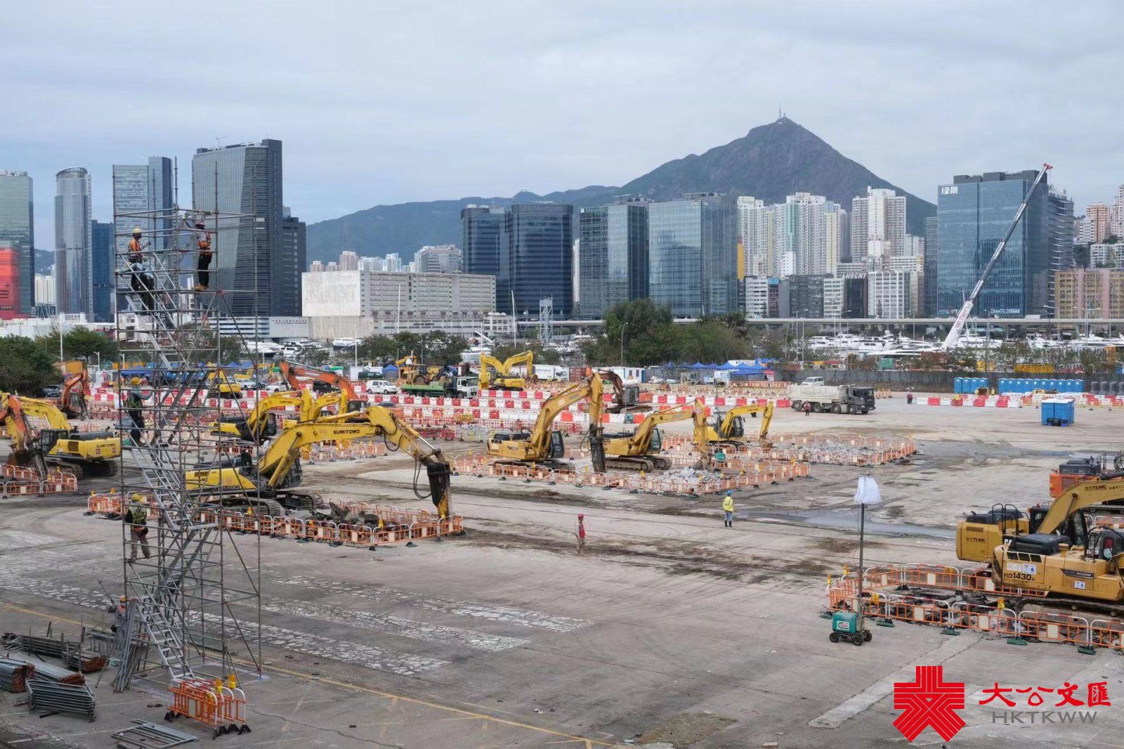 香港新冠疫情危急，公立醫院病床嚴重爆滿，在缺乏隔離設施的情況下，不少確診者需居家隔離。在中央支援下，竹篙灣第二期土地和啟德郵輪碼頭毗鄰土地將建立隔離設施，未來數月分階段提供共約10,000個單位。圖為啟德郵輪碼頭毗鄰土地的建設現場。（大公文匯全媒體記者 麥鈞傑 攝）