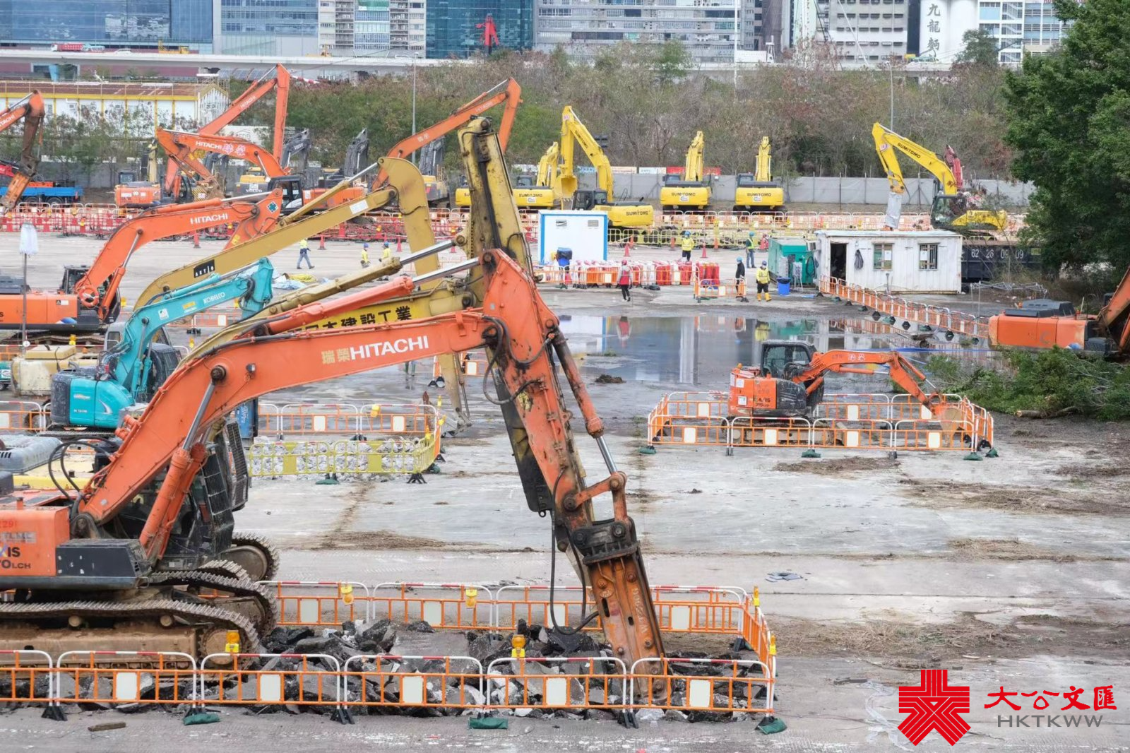香港新冠疫情危急，公立醫院病床嚴重爆滿，在缺乏隔離設施的情況下，不少確診者需居家隔離。在中央支援下，竹篙灣第二期土地和啟德郵輪碼頭毗鄰土地將建立隔離設施，未來數月分階段提供共約10,000個單位。圖為啟德郵輪碼頭毗鄰土地的建設現場。（大公文匯全媒體記者 麥鈞傑 攝）