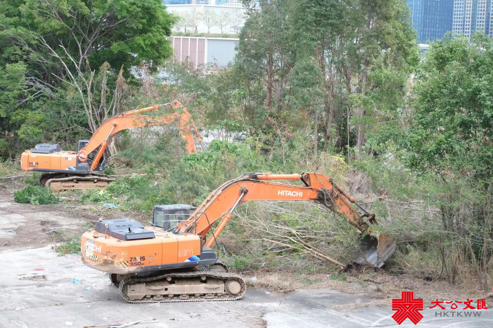 香港新冠疫情危急，公立醫院病床嚴重爆滿，在缺乏隔離設施的情況下，不少確診者需居家隔離。在中央支援下，竹篙灣第二期土地和啟德郵輪碼頭毗鄰土地將建立隔離設施，未來數月分階段提供共約10,000個單位。圖為啟德郵輪碼頭毗鄰土地的建設現場。（大公文匯全媒體記者 麥鈞傑 攝）