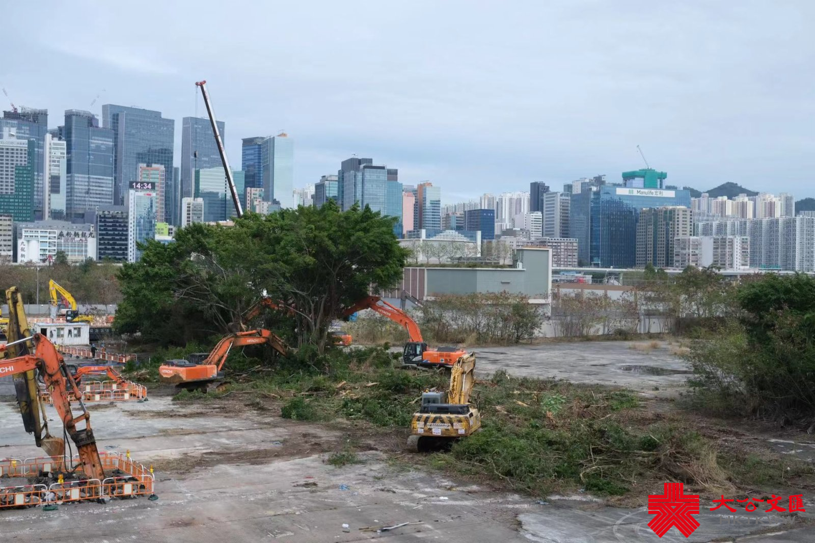 香港新冠疫情危急，公立醫院病床嚴重爆滿，在缺乏隔離設施的情況下，不少確診者需居家隔離。在中央支援下，竹篙灣第二期土地和啟德郵輪碼頭毗鄰土地將建立隔離設施，未來數月分階段提供共約10,000個單位。圖為啟德郵輪碼頭毗鄰土地的建設現場。（大公文匯全媒體記者 麥鈞傑 攝）