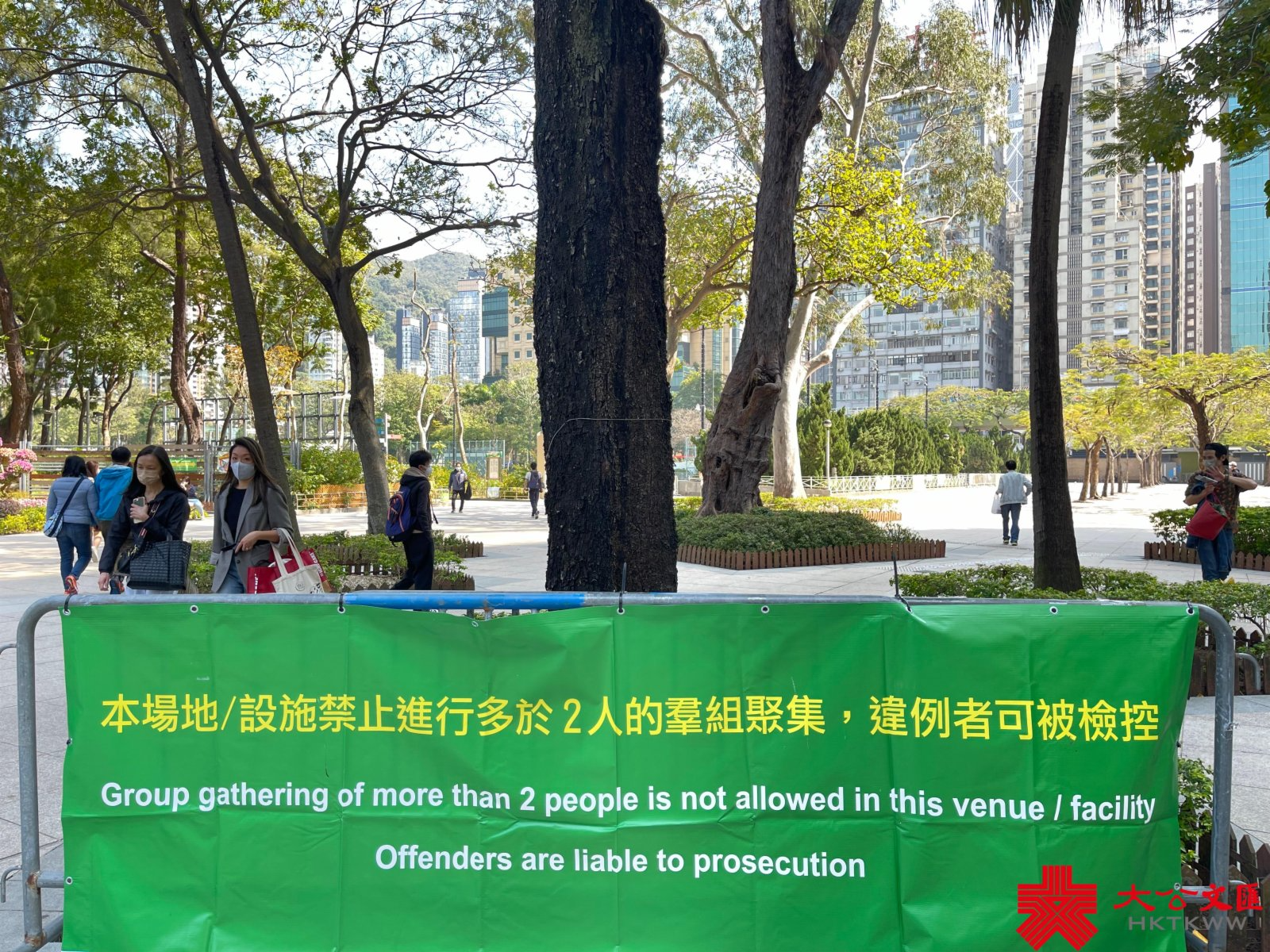 香港第五波疫情持續嚴峻，單日確診個案首次破萬，昨日再多10010宗確診個案，連同初確在內的呈報個案近2.2萬宗。今日（26日）記者走訪維多利亞公園，休閒市民大都遵守限聚令及戴口罩，惟仍有部分外傭超過二人聚集，有康文署人員現場巡查。（大公文匯全媒體記者攝）