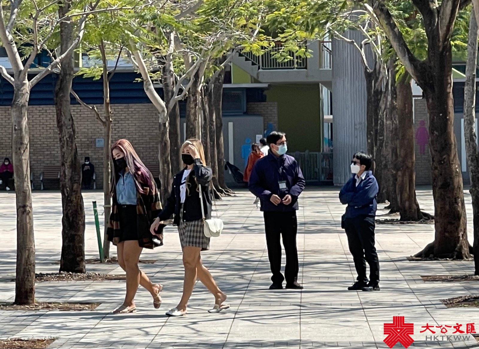 香港第五波疫情持續嚴峻，單日確診個案首次破萬，昨日再多10010宗確診個案，連同初確在內的呈報個案近2.2萬宗。今日（26日）記者走訪維多利亞公園，休閒市民大都遵守限聚令及戴口罩，惟仍有部分外傭超過二人聚集，有康文署人員現場巡查。（大公文匯全媒體記者攝）