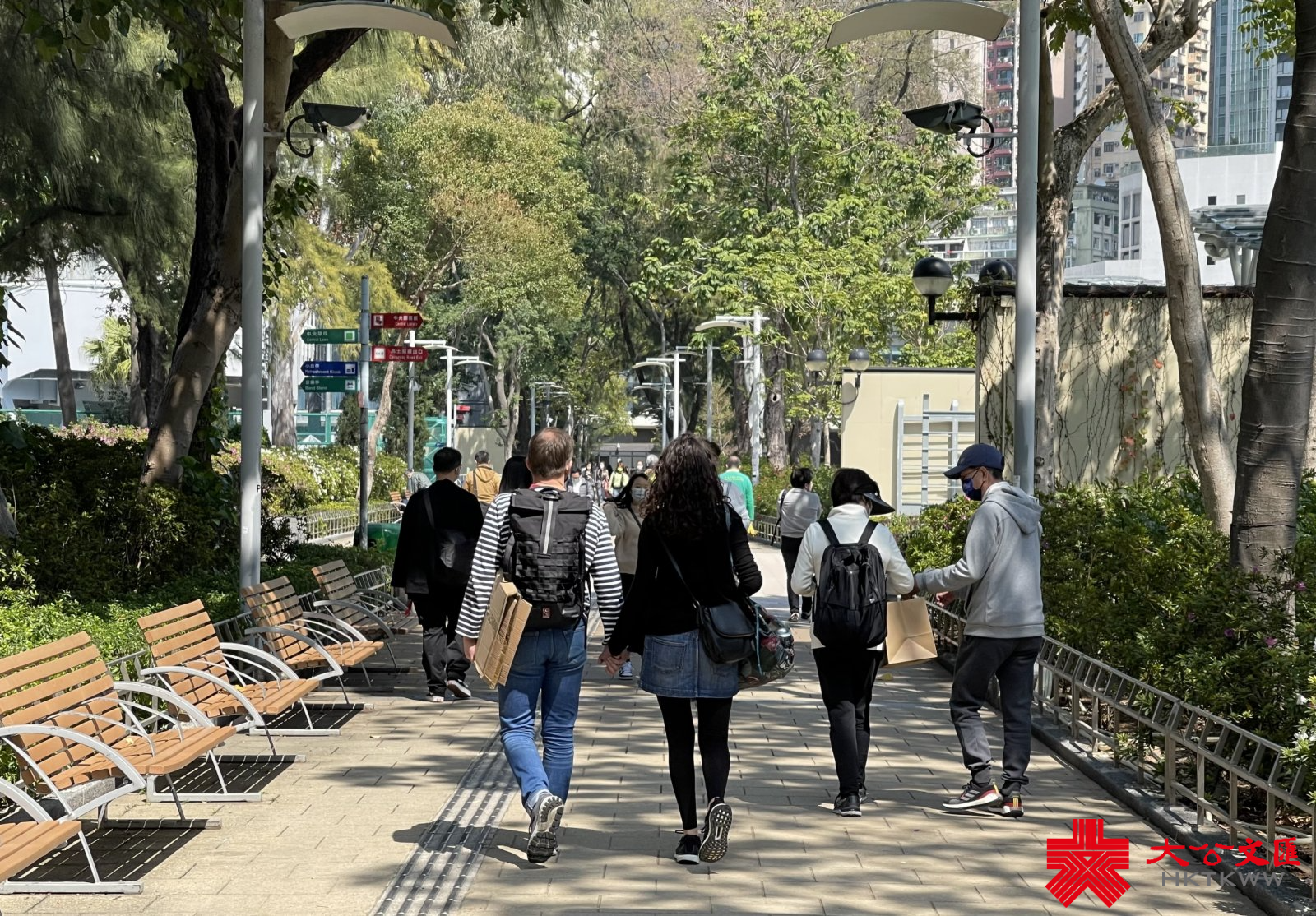 香港第五波疫情持續嚴峻，單日確診個案首次破萬，昨日再多10010宗確診個案，連同初確在內的呈報個案近2.2萬宗。今日（26日）記者走訪維多利亞公園，休閒市民大都遵守限聚令及戴口罩，惟仍有部分外傭超過二人聚集，有康文署人員現場巡查。（大公文匯全媒體記者攝）
