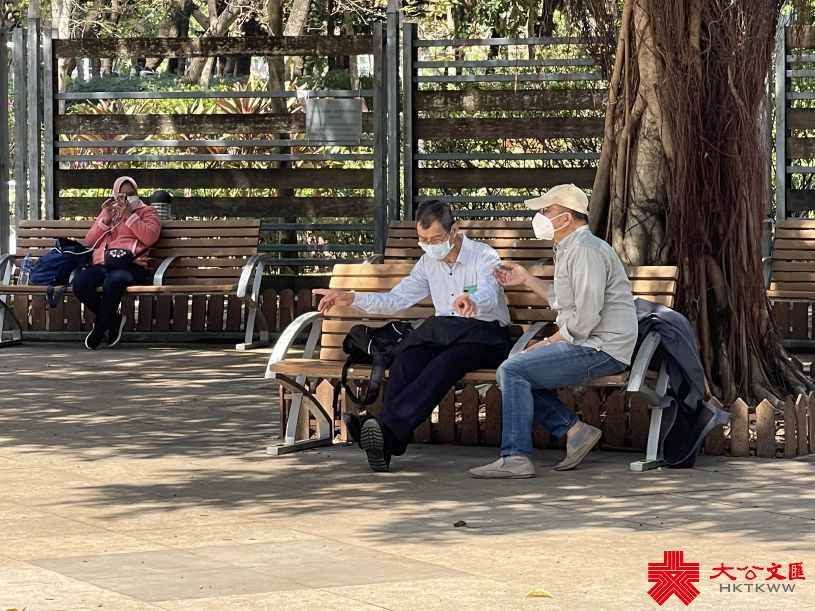 香港第五波疫情持續嚴峻，單日確診個案首次破萬，昨日再多10010宗確診個案，連同初確在內的呈報個案近2.2萬宗。今日（26日）記者走訪維多利亞公園，休閒市民大都遵守限聚令及戴口罩，惟仍有部分外傭超過二人聚集，有康文署人員現場巡查。（大公文匯全媒體記者攝）