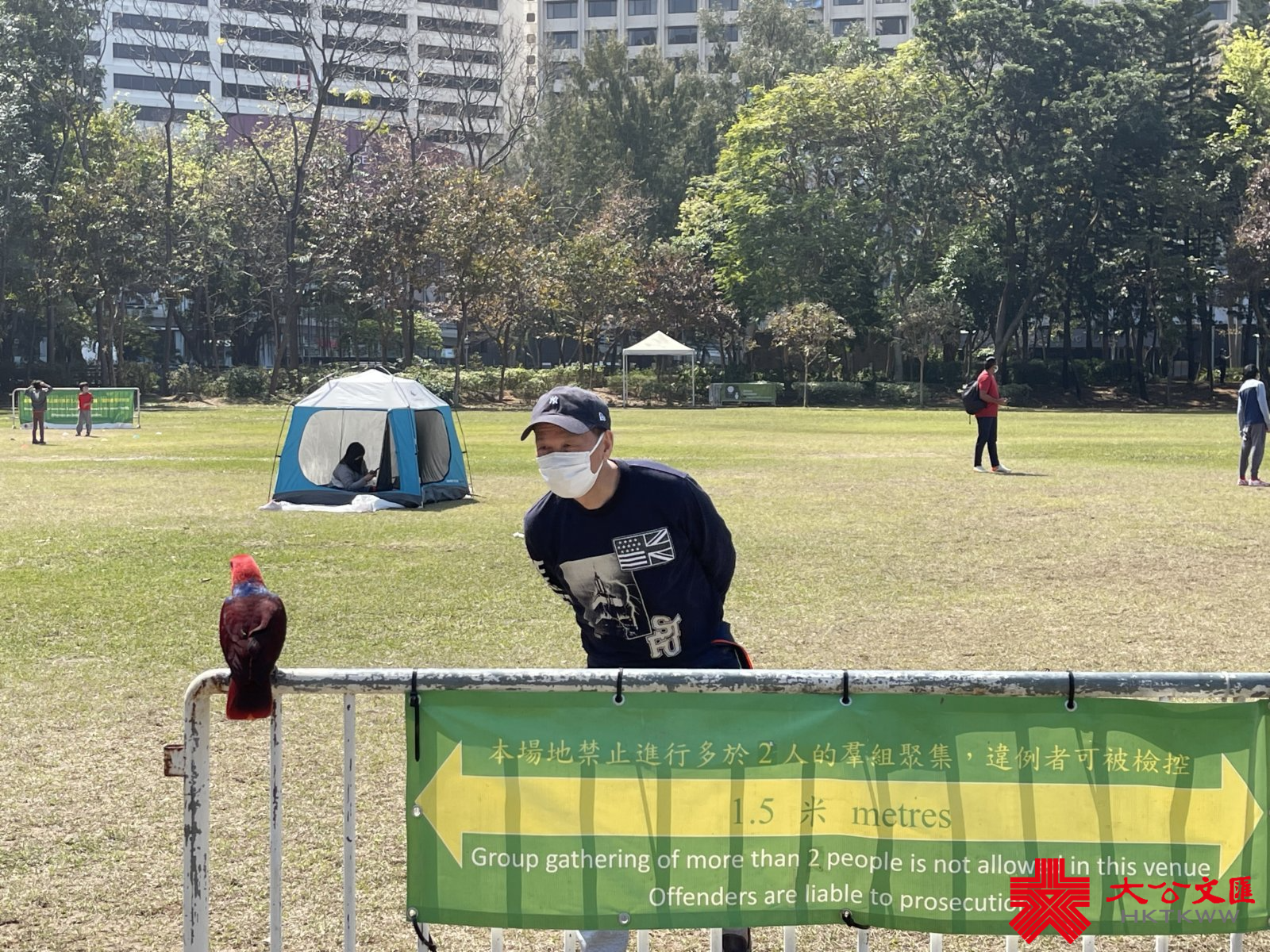 香港第五波疫情持續嚴峻，單日確診個案首次破萬，昨日再多10010宗確診個案，連同初確在內的呈報個案近2.2萬宗。今日（26日）記者走訪維多利亞公園，休閒市民大都遵守限聚令及戴口罩，惟仍有部分外傭超過二人聚集，有康文署人員現場巡查。（大公文匯全媒體記者攝）