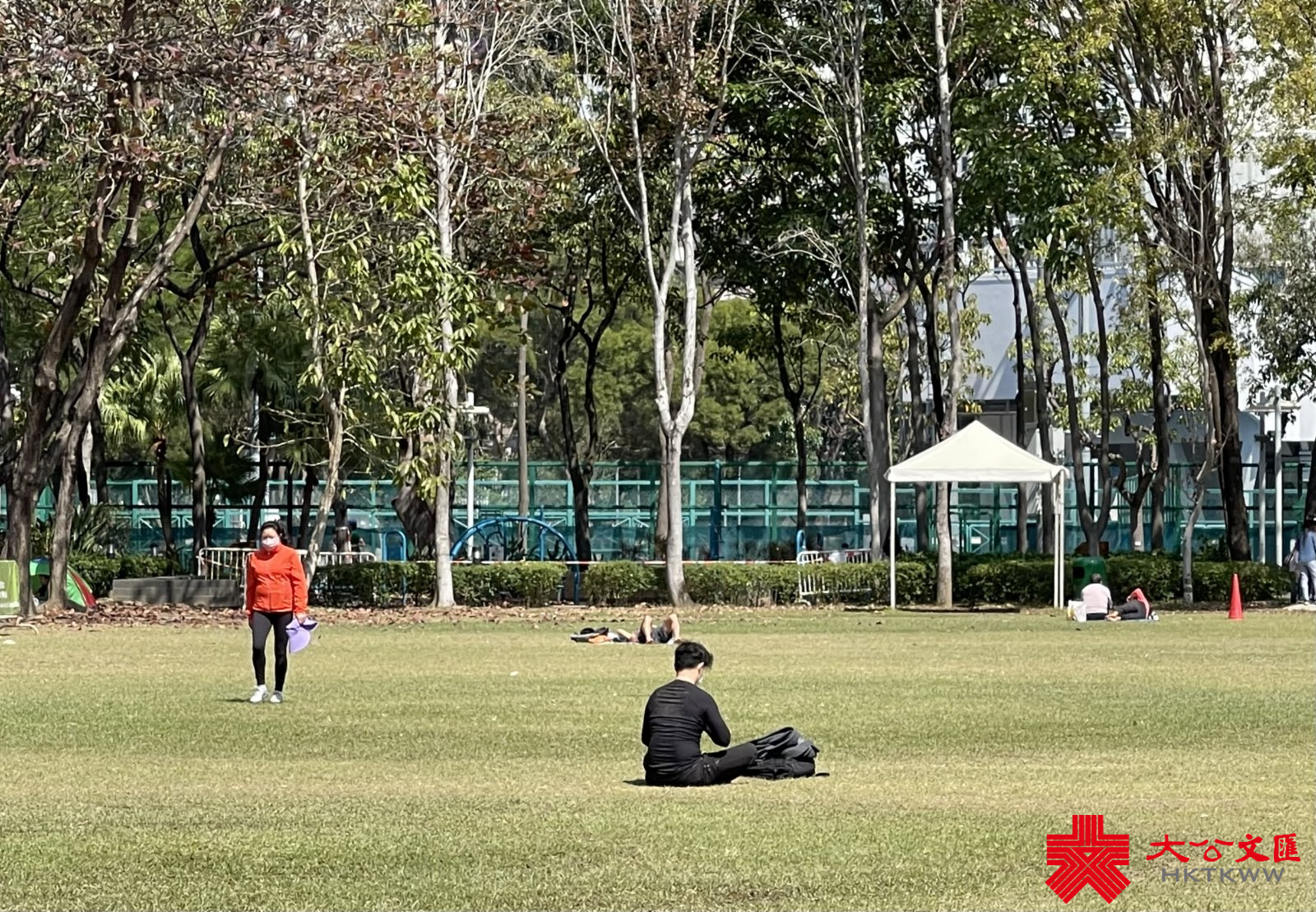 香港第五波疫情持續嚴峻，單日確診個案首次破萬，昨日再多10010宗確診個案，連同初確在內的呈報個案近2.2萬宗。今日（26日）記者走訪維多利亞公園，休閒市民大都遵守限聚令及戴口罩，惟仍有部分外傭超過二人聚集，有康文署人員現場巡查。（大公文匯全媒體記者攝）