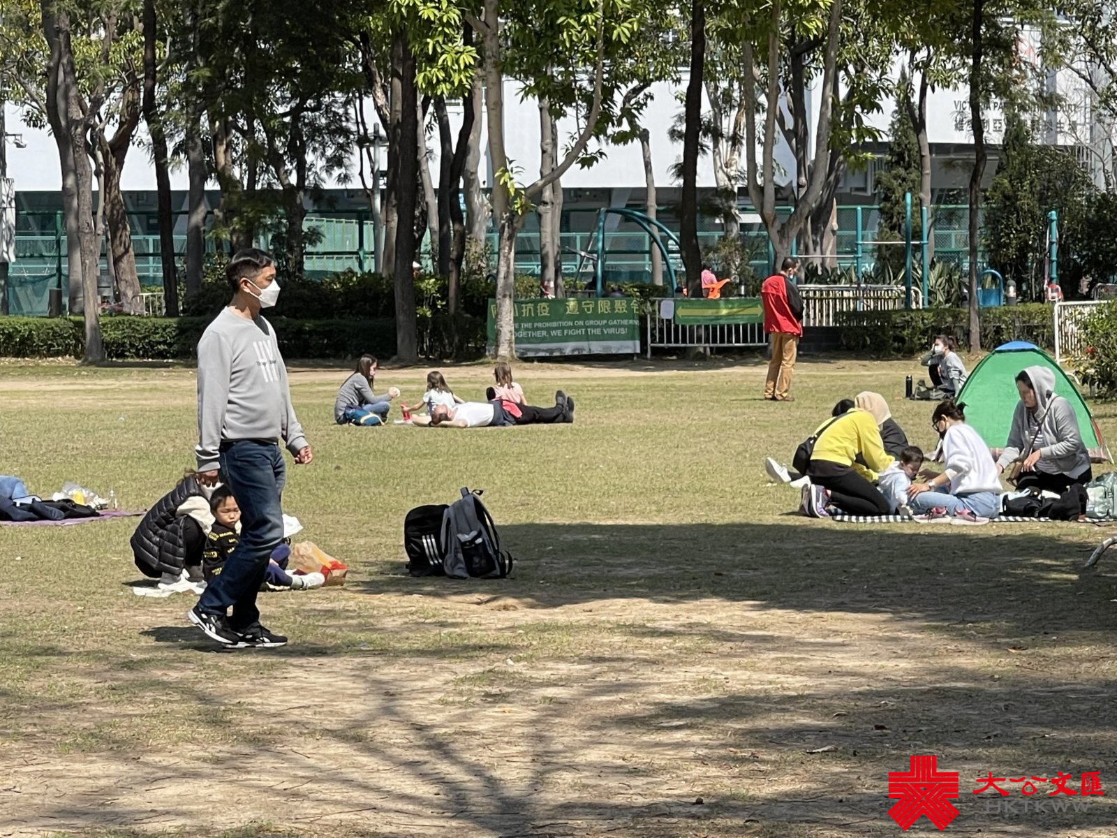香港第五波疫情持續嚴峻，單日確診個案首次破萬，昨日再多10010宗確診個案，連同初確在內的呈報個案近2.2萬宗。今日（26日）記者走訪維多利亞公園，休閒市民大都遵守限聚令及戴口罩，惟仍有部分外傭超過二人聚集，有康文署人員現場巡查。（大公文匯全媒體記者攝）