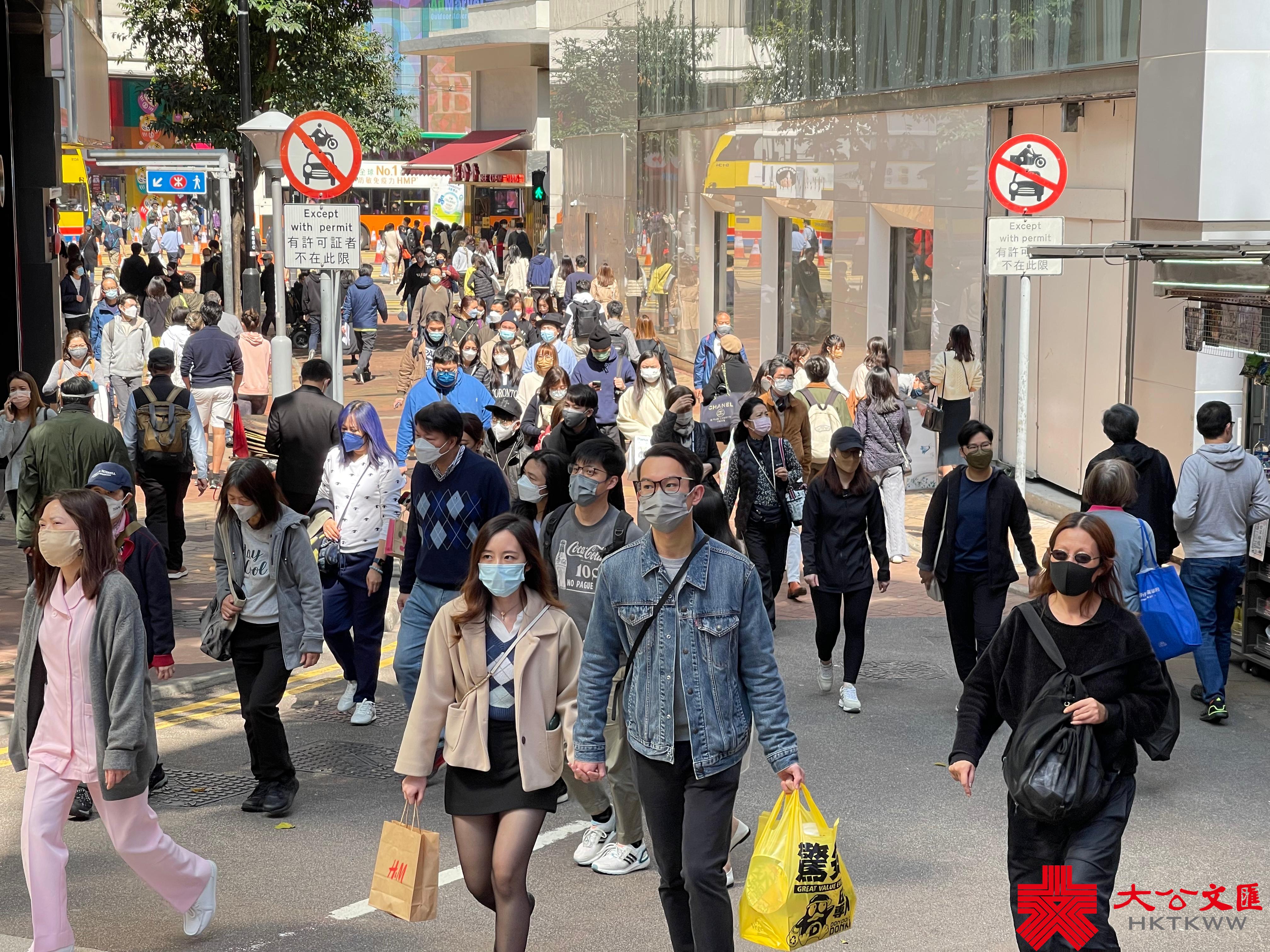 香港第五波疫情持續嚴峻，單日確診個案首次破萬，昨日再多10010宗確診個案，連同初確在內的呈報個案近2.2萬宗。今日（26日），大量市民仍外出，銅鑼灣街頭人流不減。（大公文匯全媒體記者攝）