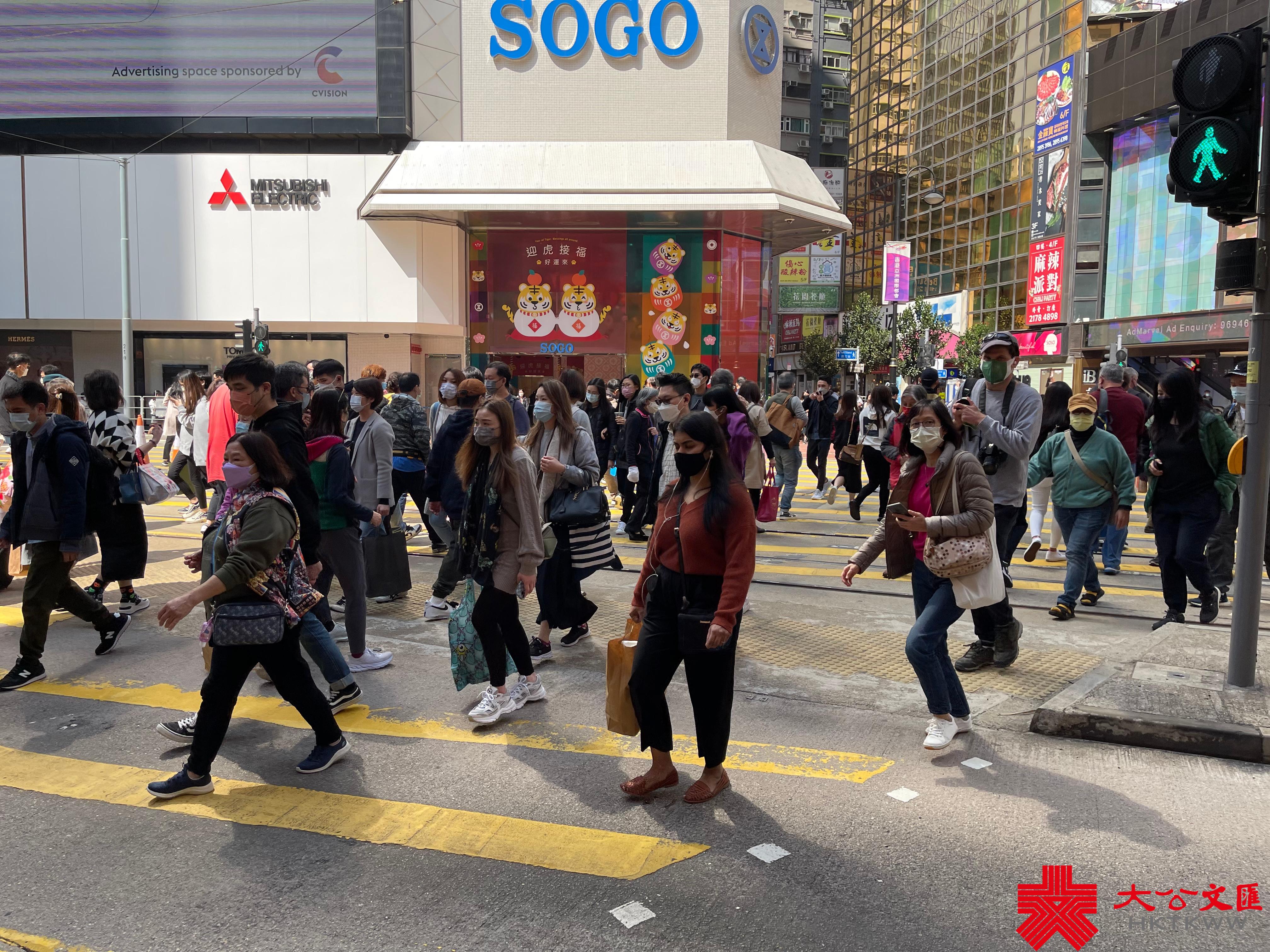 香港第五波疫情持續嚴峻，單日確診個案首次破萬，昨日再多10010宗確診個案，連同初確在內的呈報個案近2.2萬宗。今日（26日），大量市民仍外出，銅鑼灣街頭人流不減。（大公文匯全媒體記者攝）