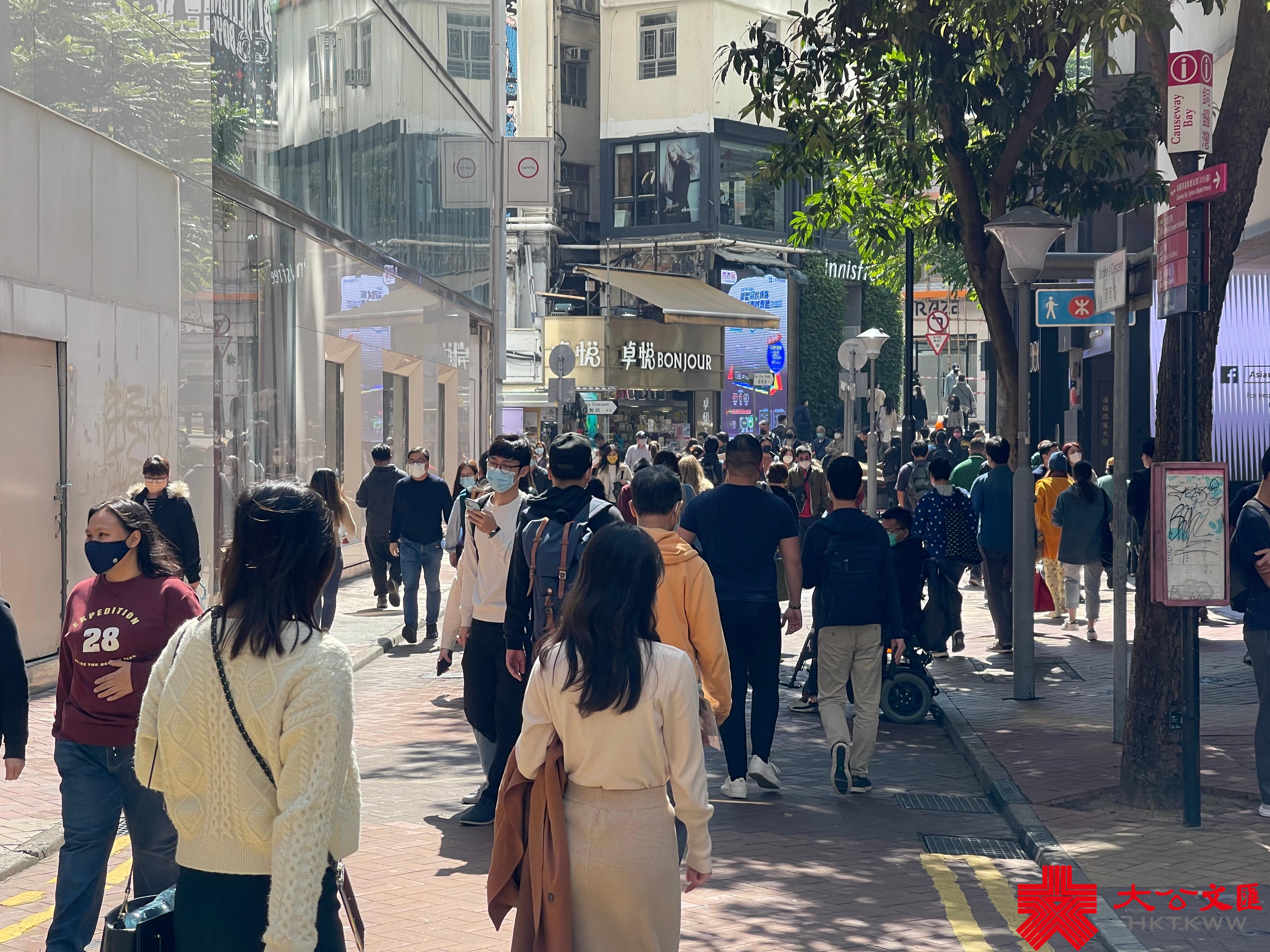 香港第五波疫情持續嚴峻，單日確診個案首次破萬，昨日再多10010宗確診個案，連同初確在內的呈報個案近2.2萬宗。今日（26日），大量市民仍外出，銅鑼灣街頭人流不減。（大公文匯全媒體記者攝）