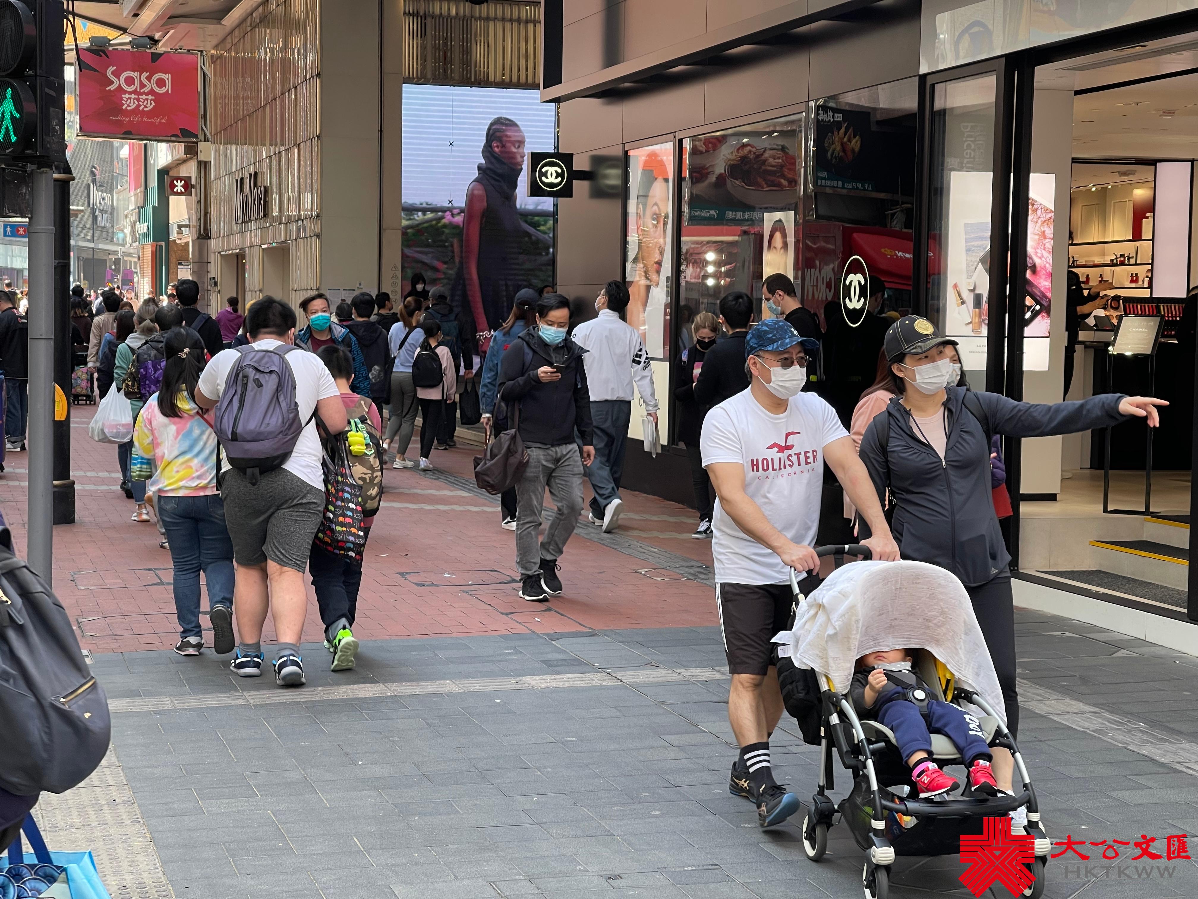 香港第五波疫情持續嚴峻，單日確診個案首次破萬，昨日再多10010宗確診個案，連同初確在內的呈報個案近2.2萬宗。今日（26日），大量市民仍外出，銅鑼灣街頭人流不減。（大公文匯全媒體記者攝）